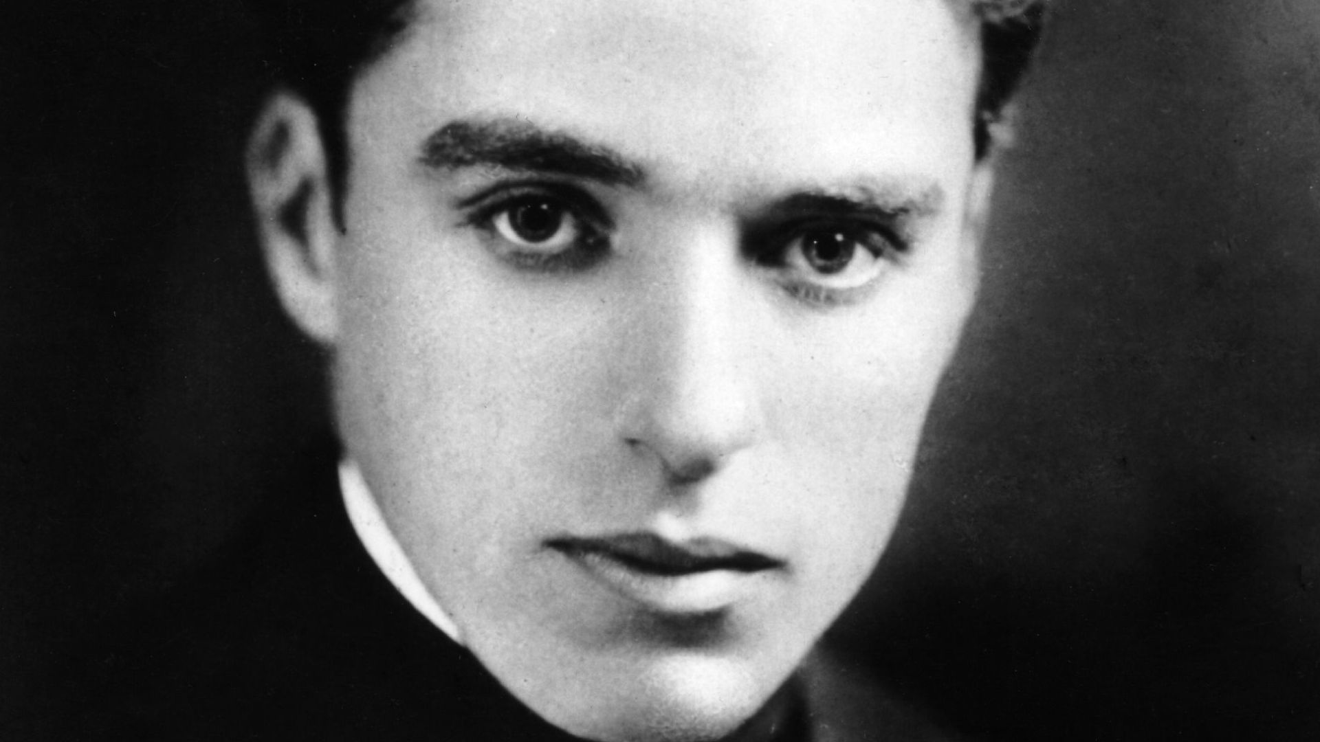 File:Charlie Chaplin in unknown year.jpg