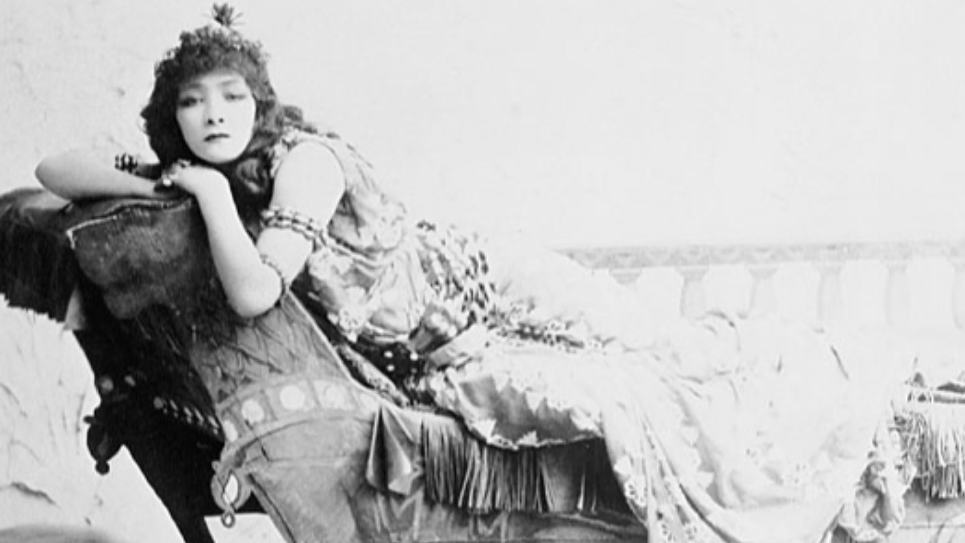 File:Sarah Bernhardt as Cleopatra 1891.jpeg