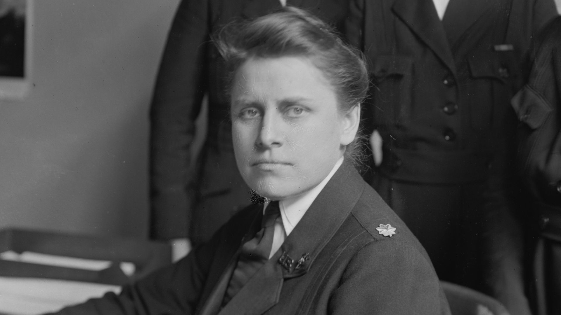 File:Julia Stimson, Chief of the Army Nurse Corps, seated at desk; with unidentified persons LCCN2016870916.jpg