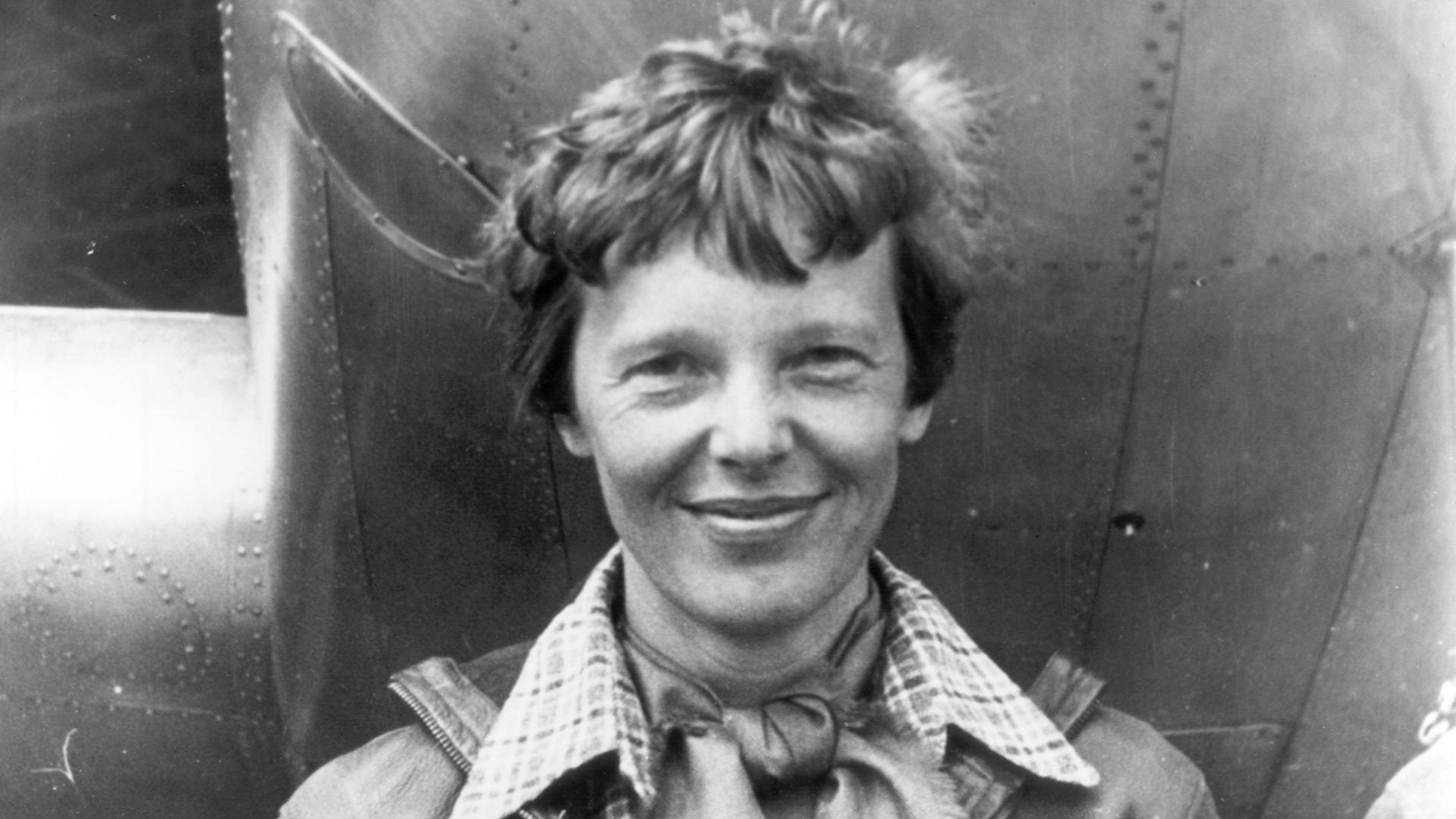 File:Amelia Earhart standing under nose of her Lockheed Model 10-E Electra, small.jpg