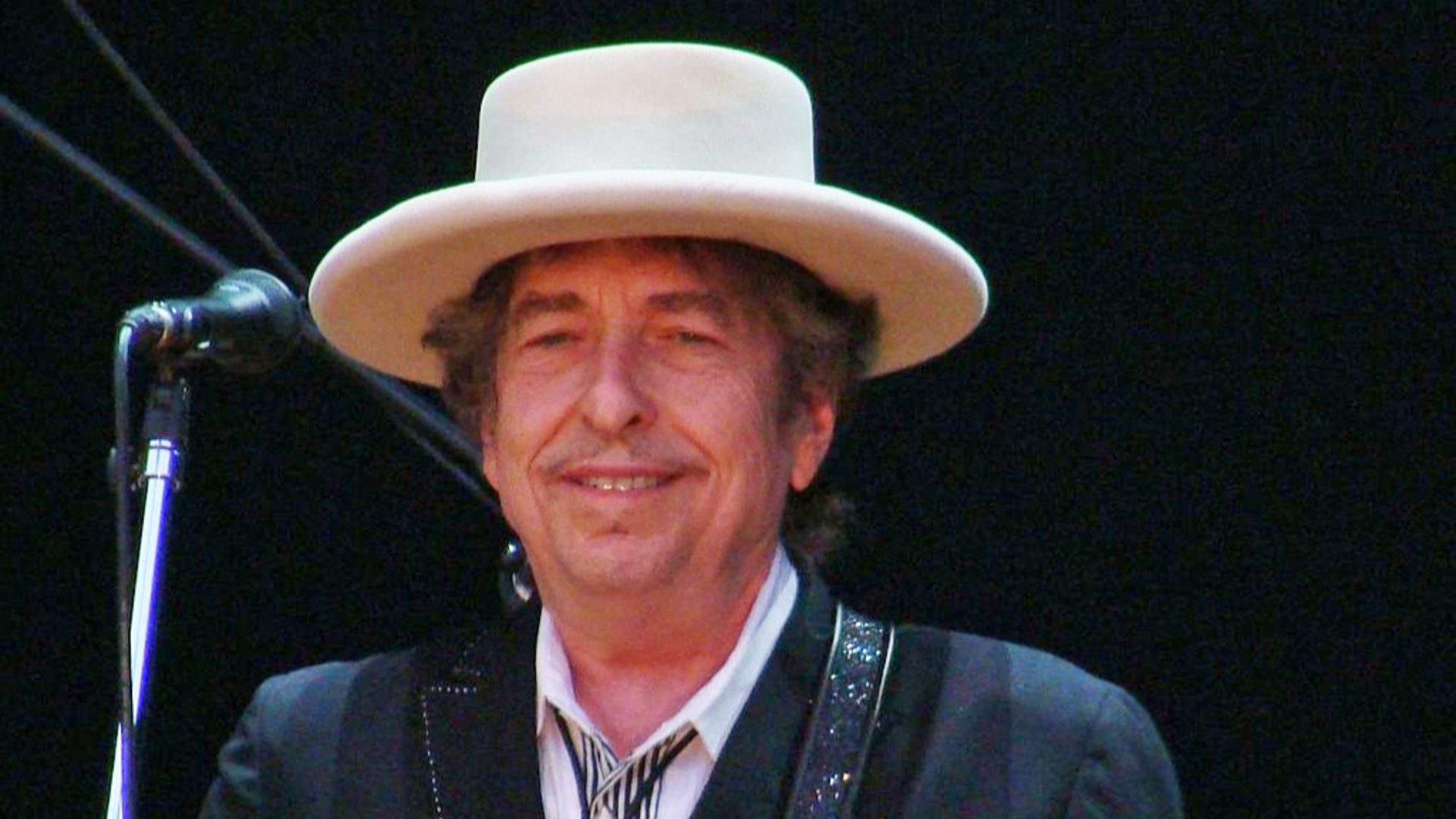 File:Bob Dylan - Azkena Rock Festival 2010 1.jpg