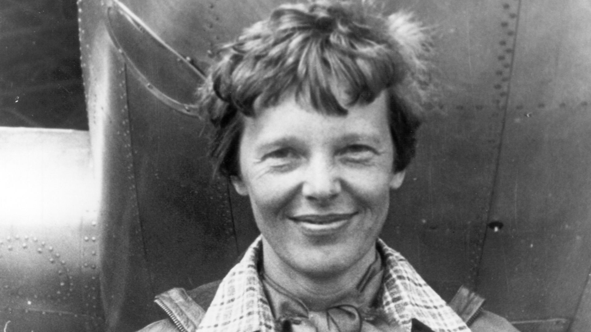 File:Amelia Earhart standing under nose of her Lockheed Model 10-E Electra, small.jpg