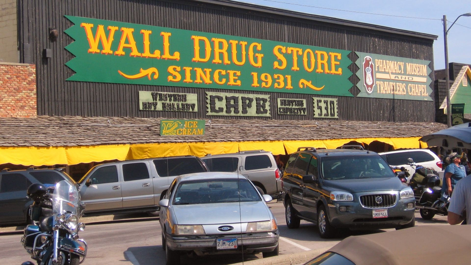 File:Wall Drug front sign.JPG