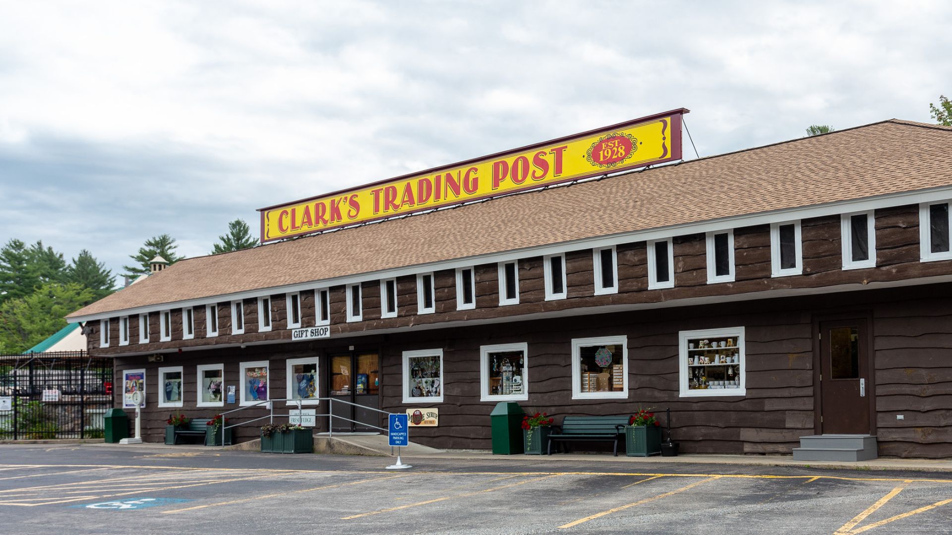 File:Clark's Trading Post, Route 3 in Lincoln, New Hampshire.jpg
