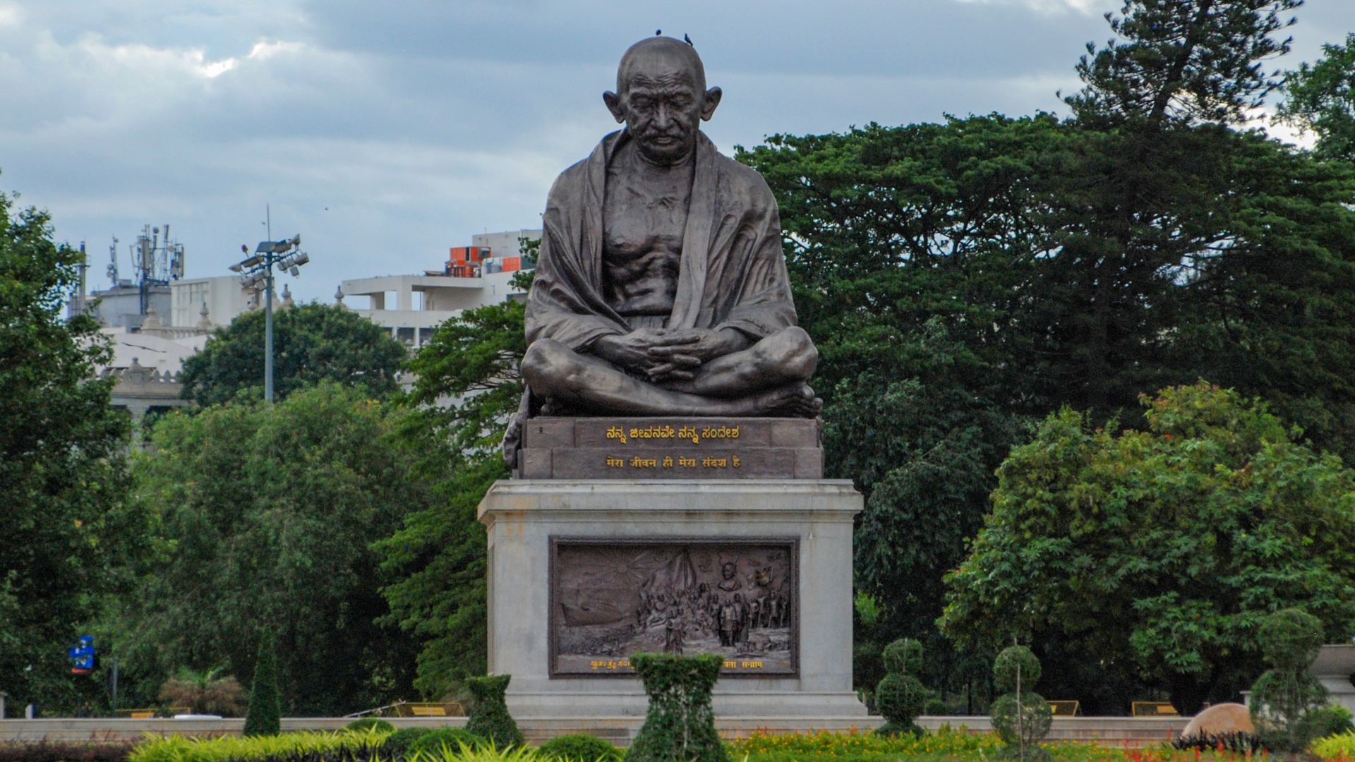 File:Mahatma Gandhi Statue, Vidhana Soudha (01).jpg