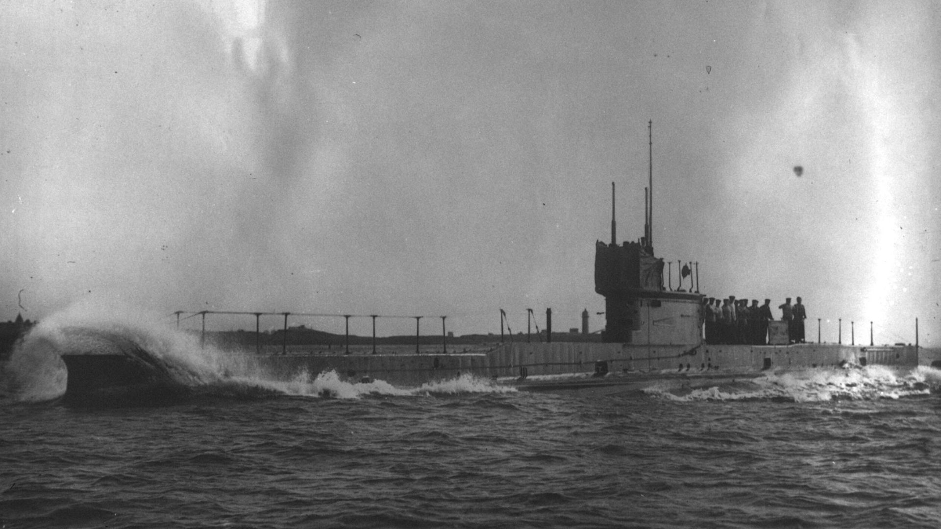 File:Premier sous-marins australien au dépôt (...)Agence Rol btv1b6928609p 1 (cropped).jpg