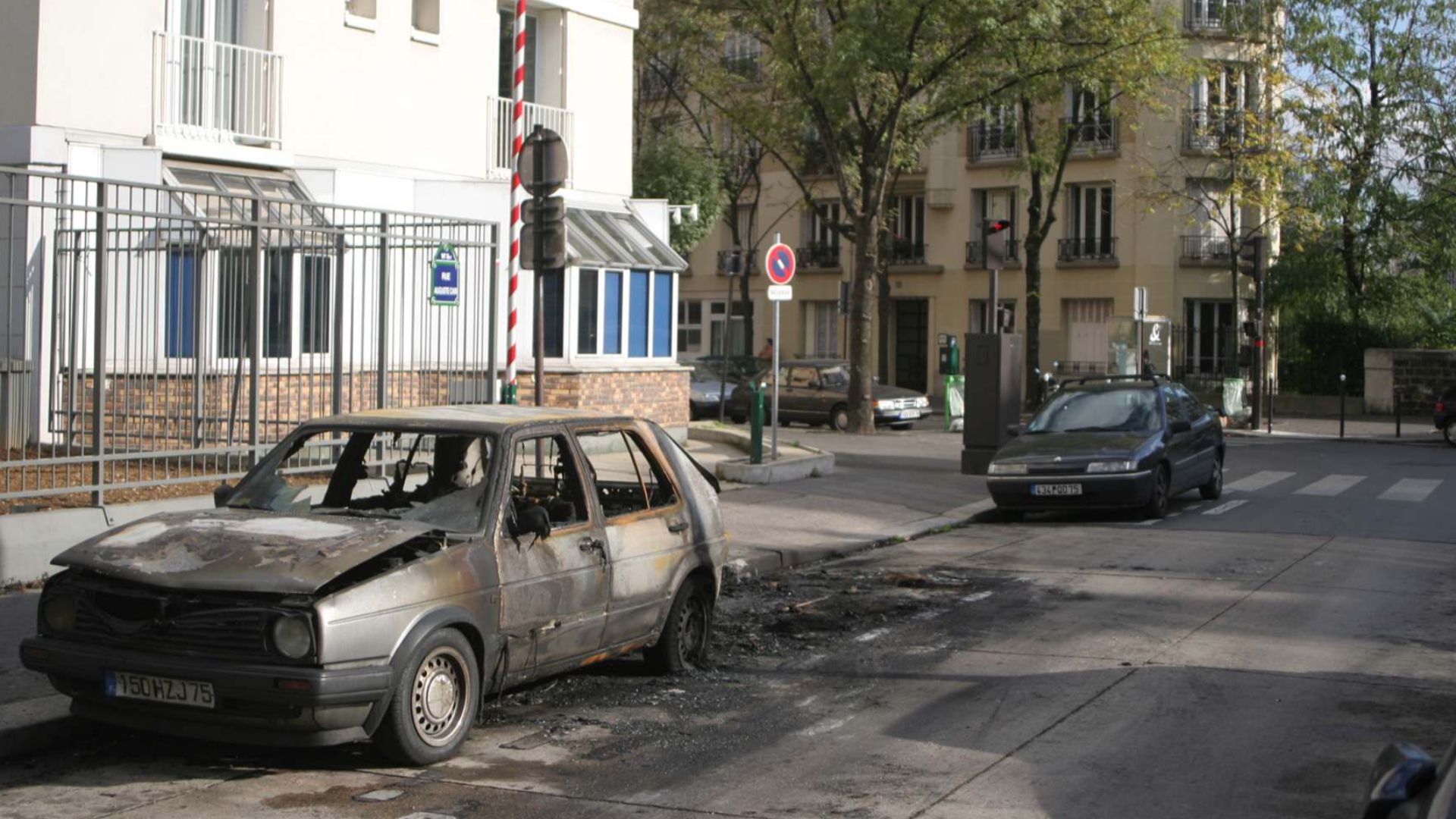 File:Wrak in 14e district.jpg