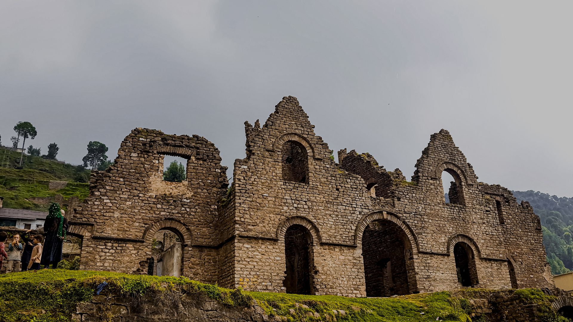 File:Murree Brewery ruins LRMEXPORT 108359030569457 20200626 154855684.jpg