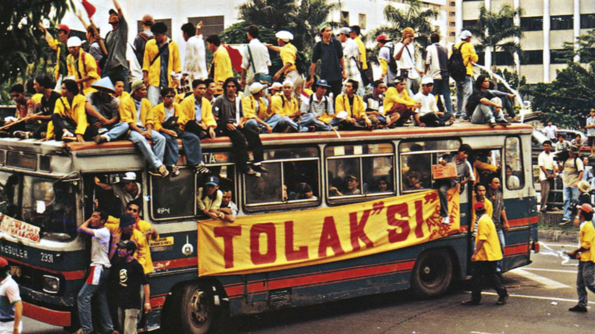 File:November 1998 Semanggi demonstrations.jpg