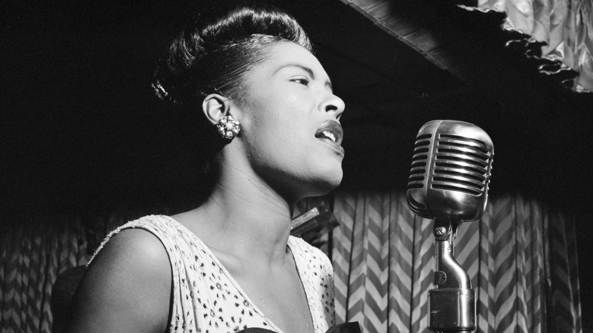 File:Billie Holiday, Downbeat, New York, N.Y., ca. Feb. 1947 (William P. Gottlieb 04251).jpg