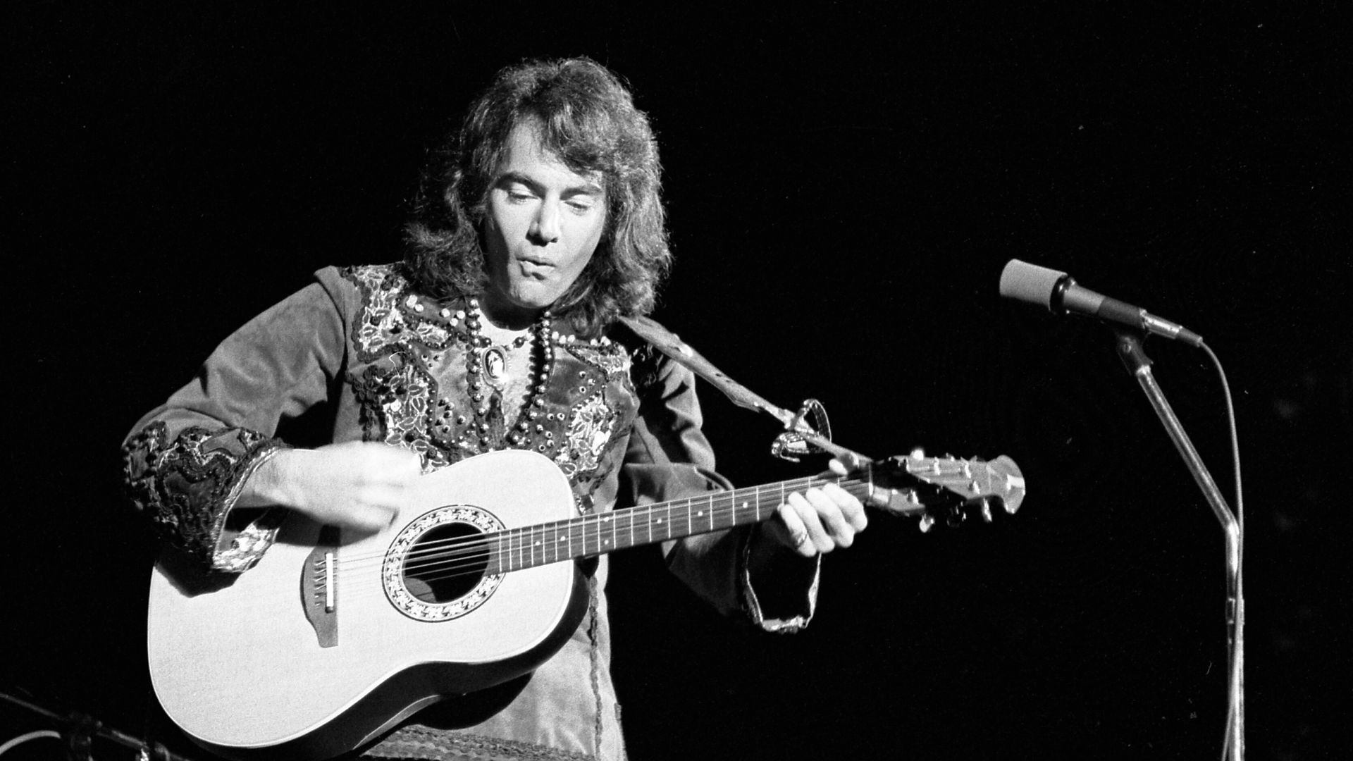 File:Neil Diamond in concert, 1972.jpg