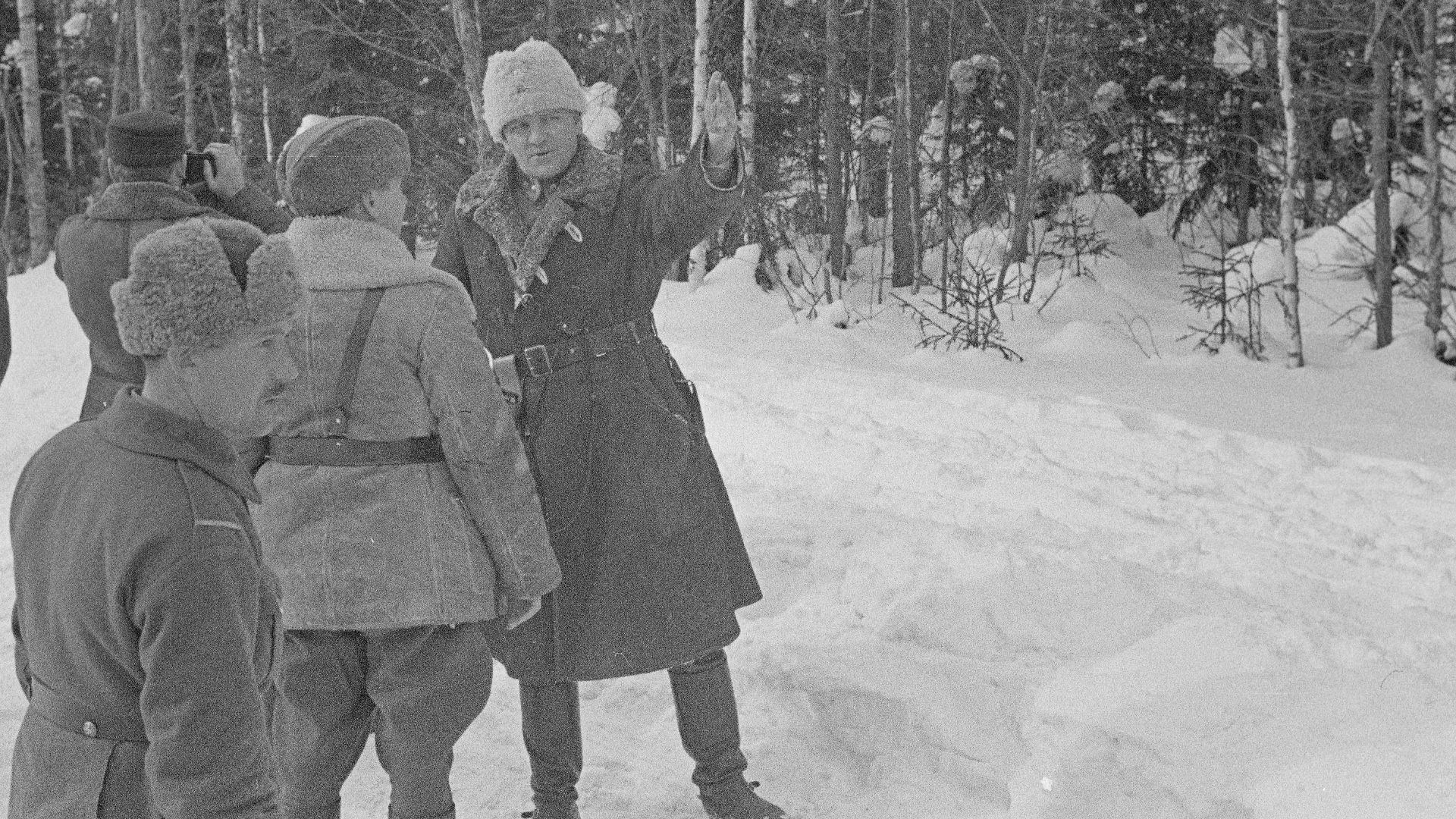 File:Ev. Pajari selostaa Tolvajärven taistelua Tolvajärven tiellä kilometreillä 66-33, SAKuva-8998.jpg