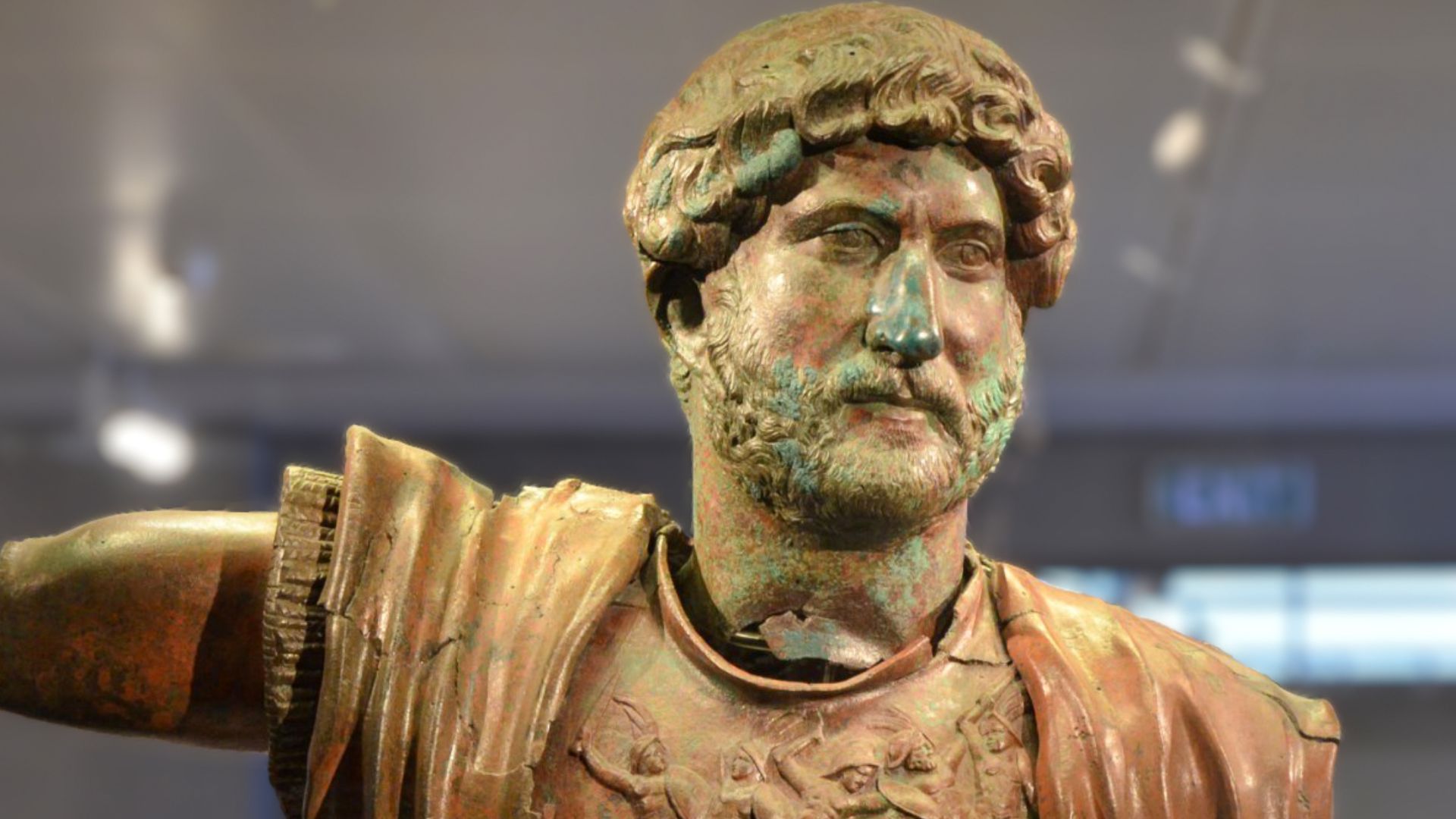 File:Bronze statue of Hadrian, found at the Camp of the Sixth Roman Legion in Tel Shalem, 117–138 AD, Israel Museum, Jerusalem (15646103181).jpg