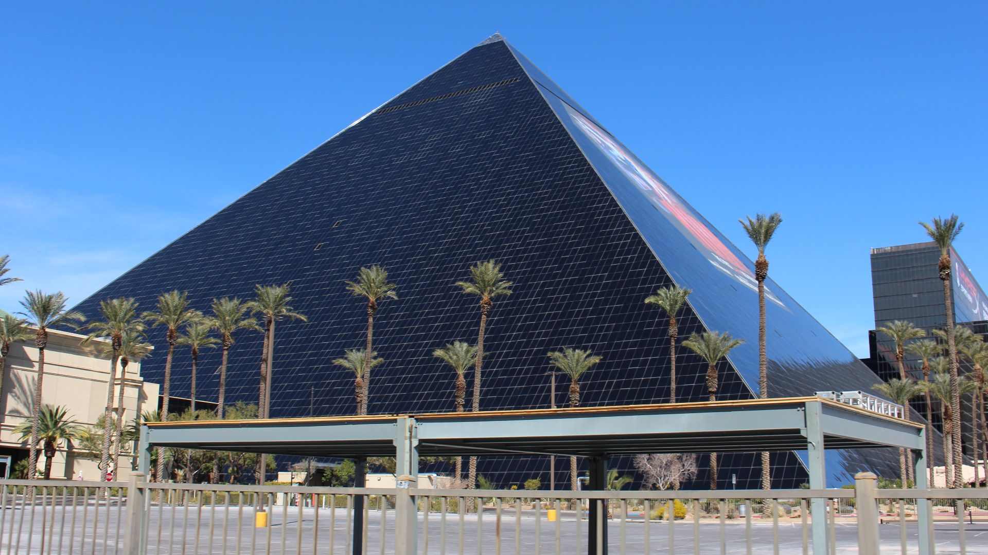 File:Luxor pyramid Las Vegas.jpg