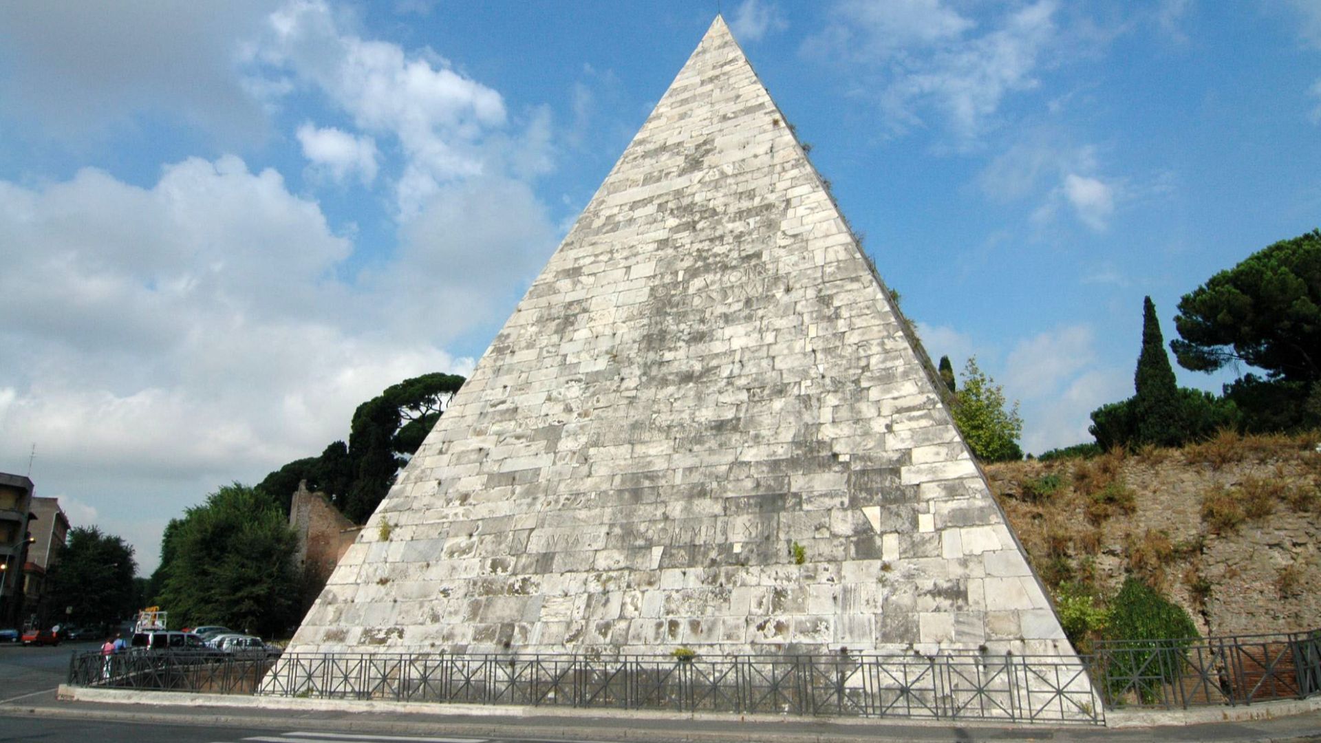 File:Pyramid of cestius.jpg