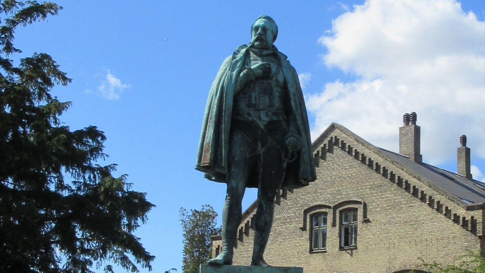 File:Tycho Brahe statue 01.jpg