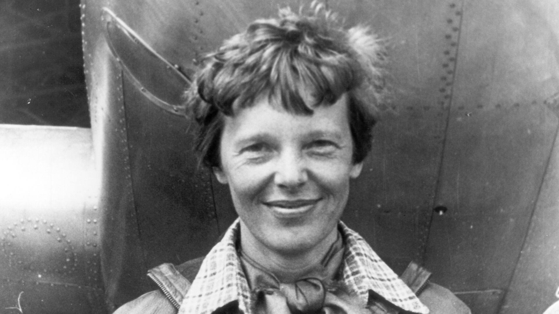 File:Amelia Earhart standing under nose of her Lockheed Model 10-E Electra, small.jpg