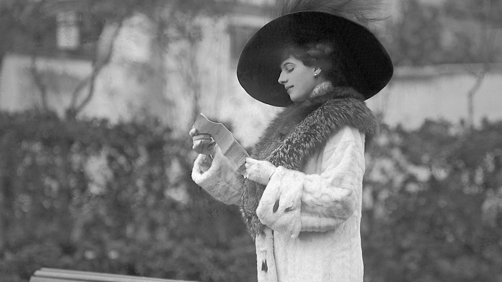 File:Mata Hari at the race-track (1911).jpg