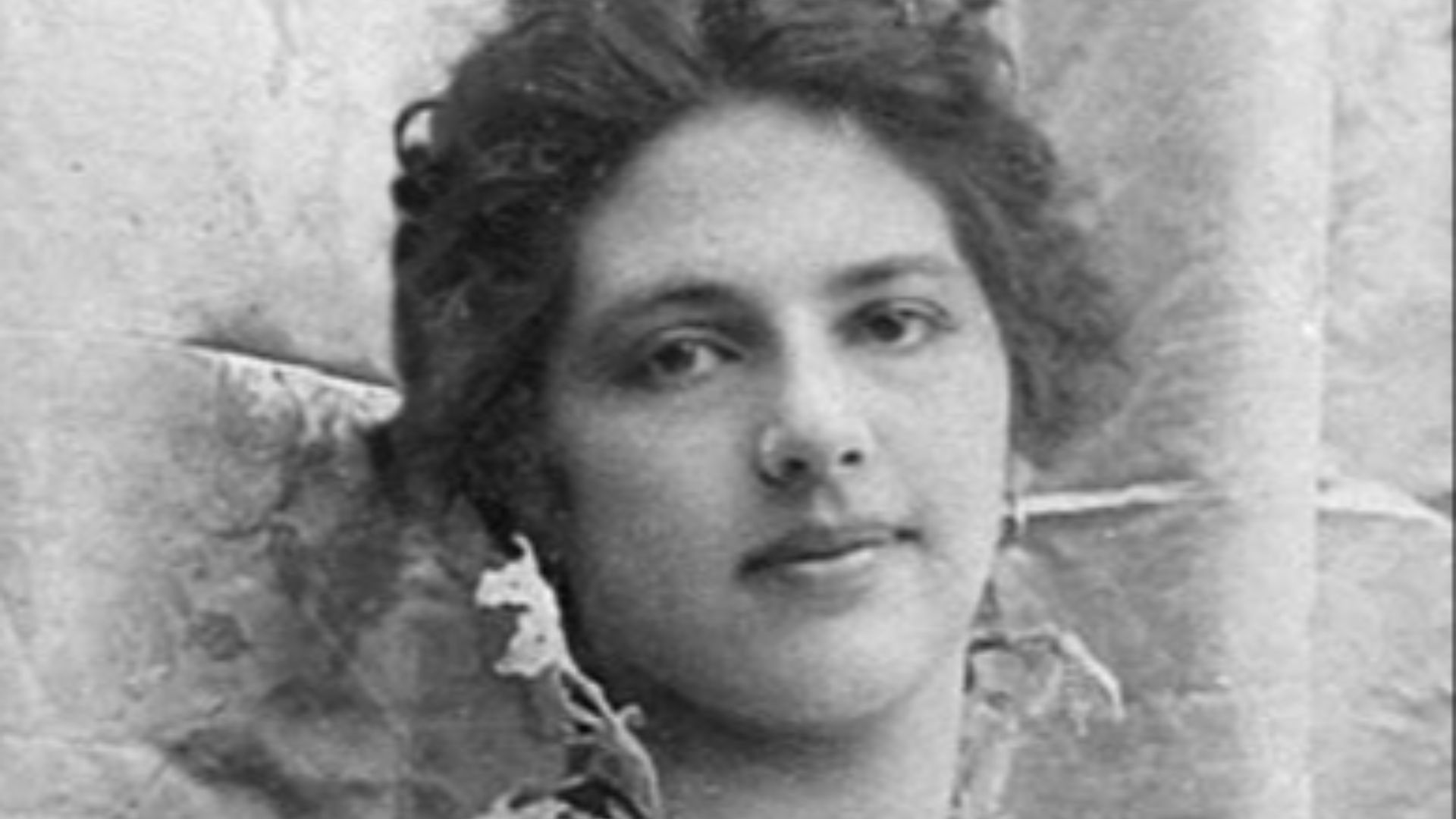 File:Margaretha Geertruida MacLeod-Zelle in the Dutch East Indies - 1900.jpg