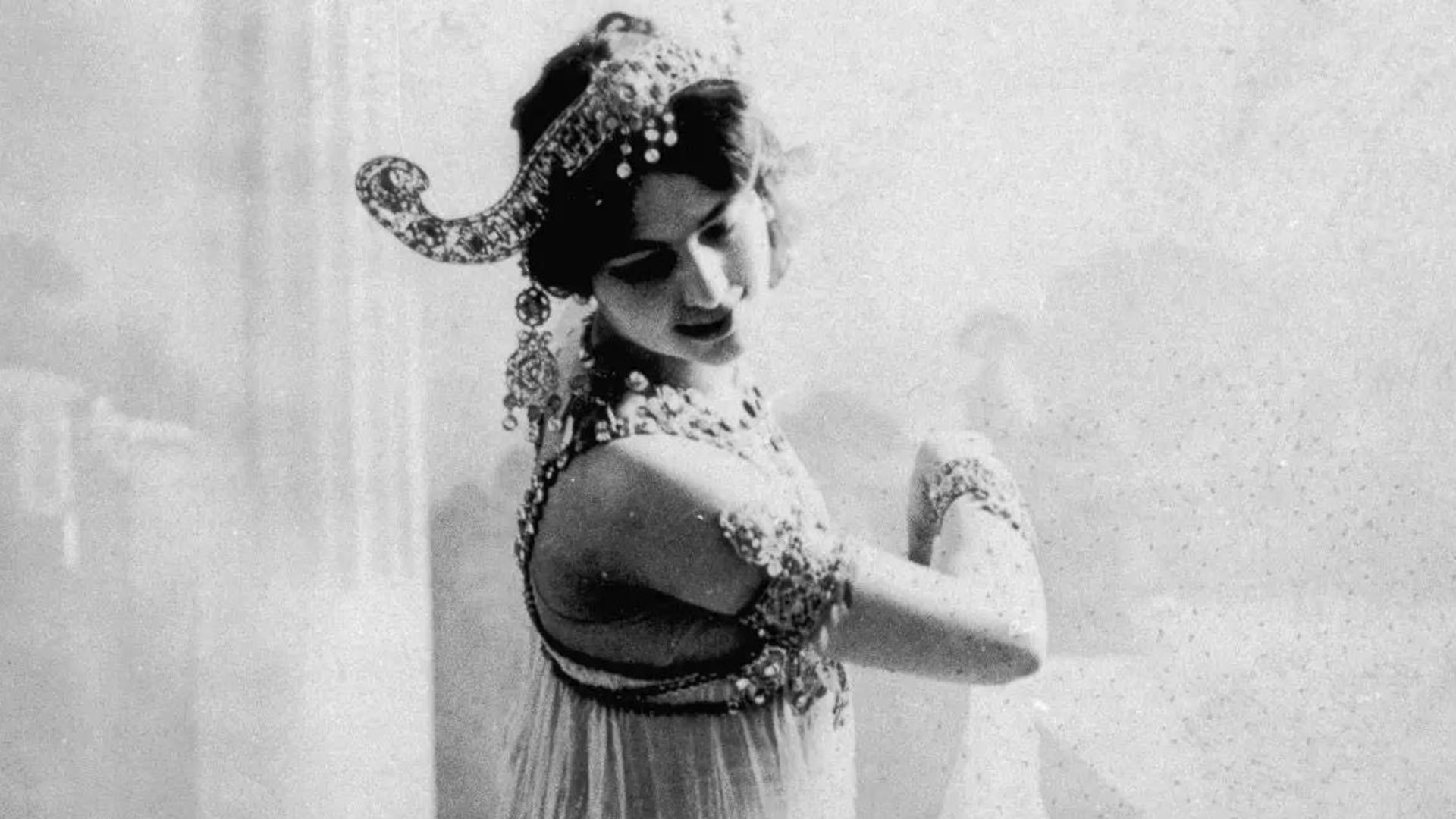 File:Mata-hari-standing-circa1906.jpg