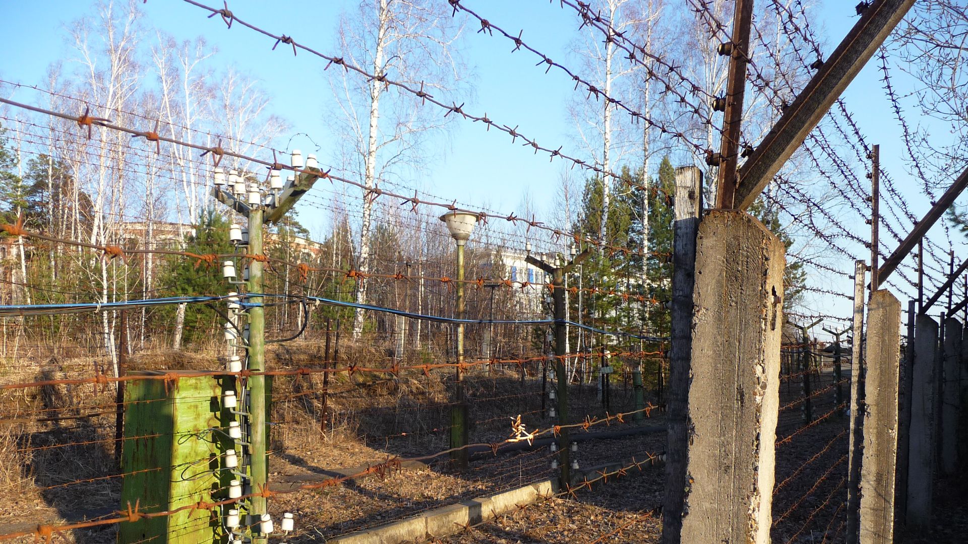 File:Barbed wire fence in Zheleznogorsk 01.jpg