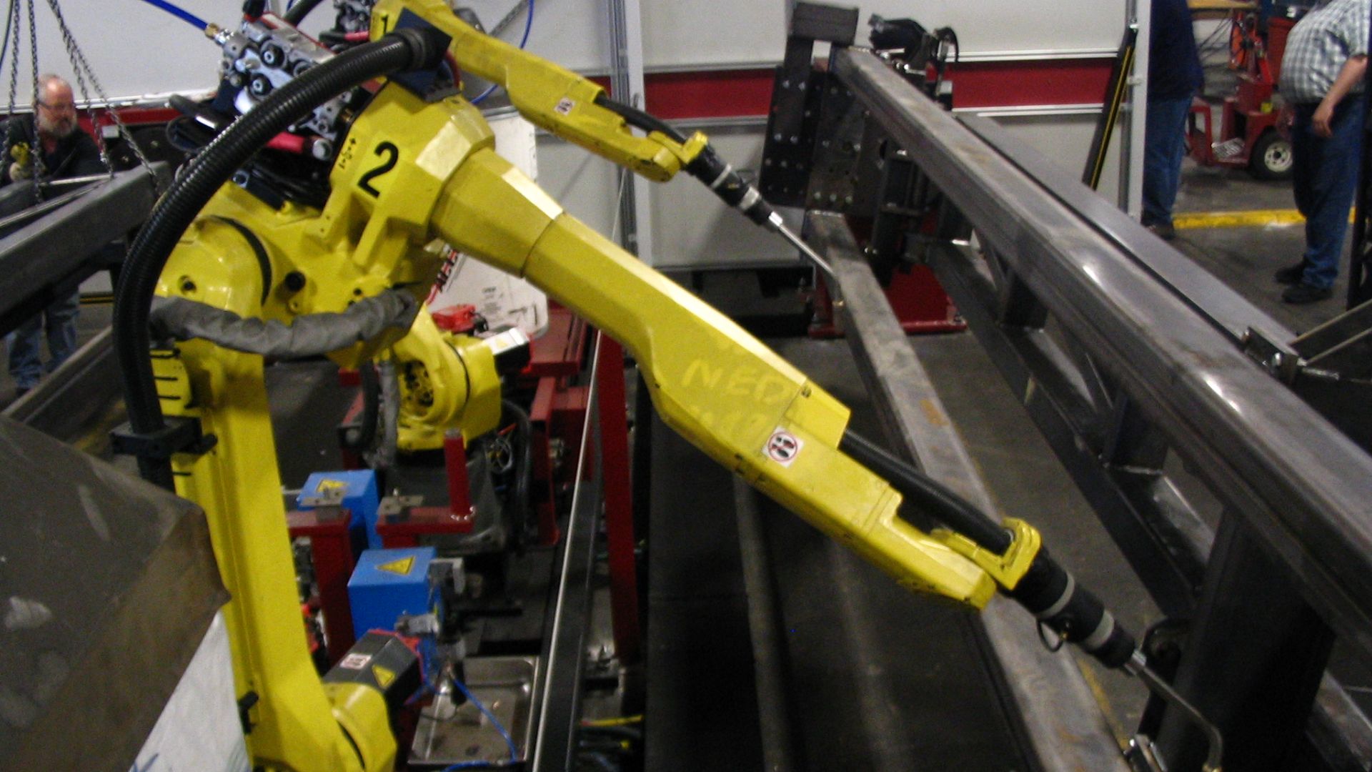 File:FANUC 6-axis welding robots.jpg