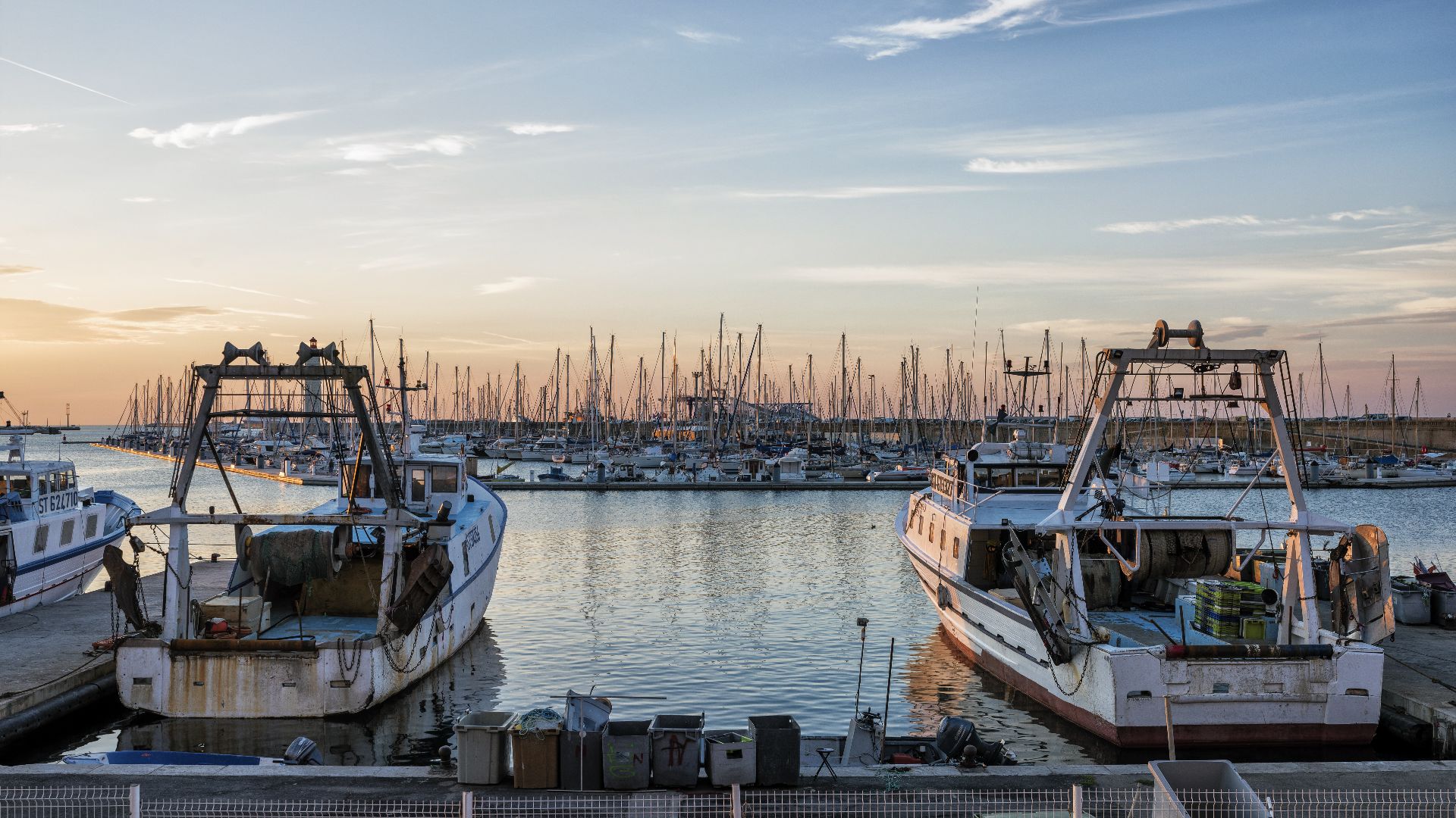 File:Two trawlers in Sète.jpg