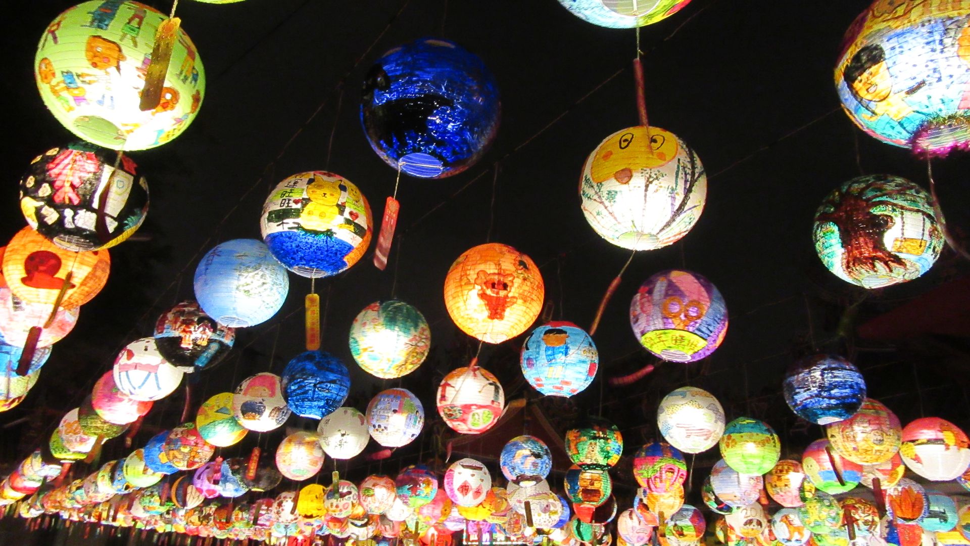 File:Lantern Festival in Taiwan at night 5.jpg