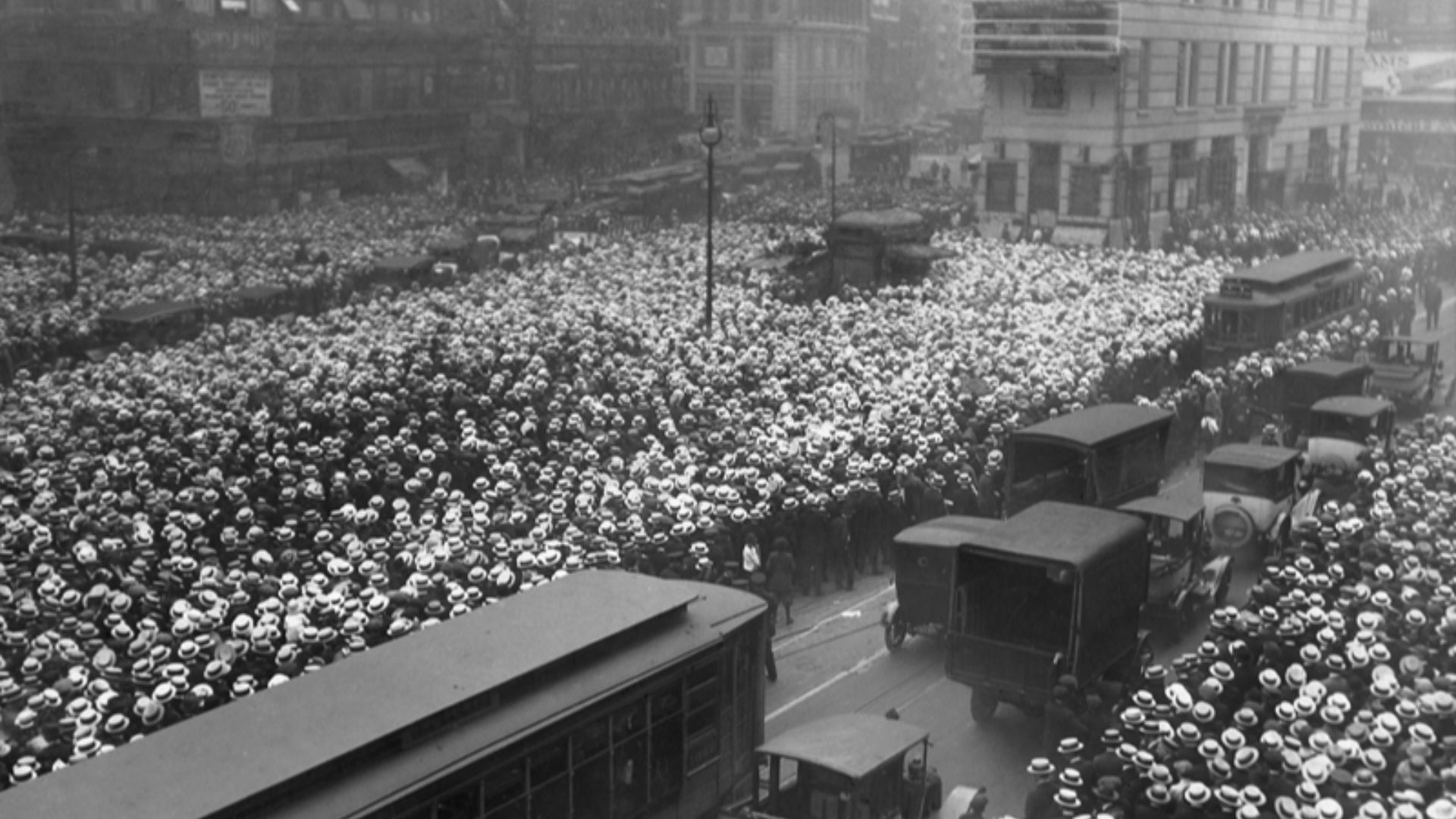 File:Crowd awaits news of Dempsey - Carpentier.JPG