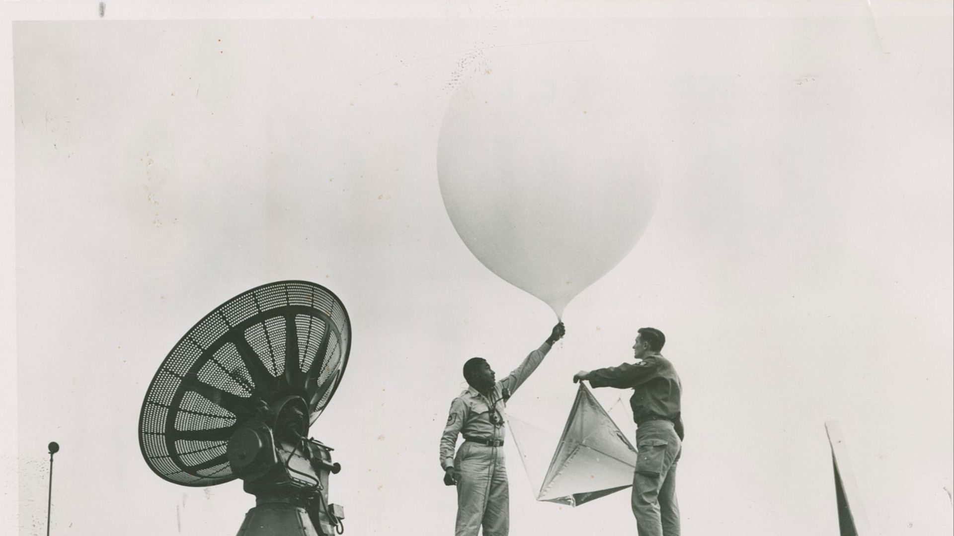 File:Photo Meteorology. Launching weather balloons 1954 - Touring Club Italiano 07 0498.jpg