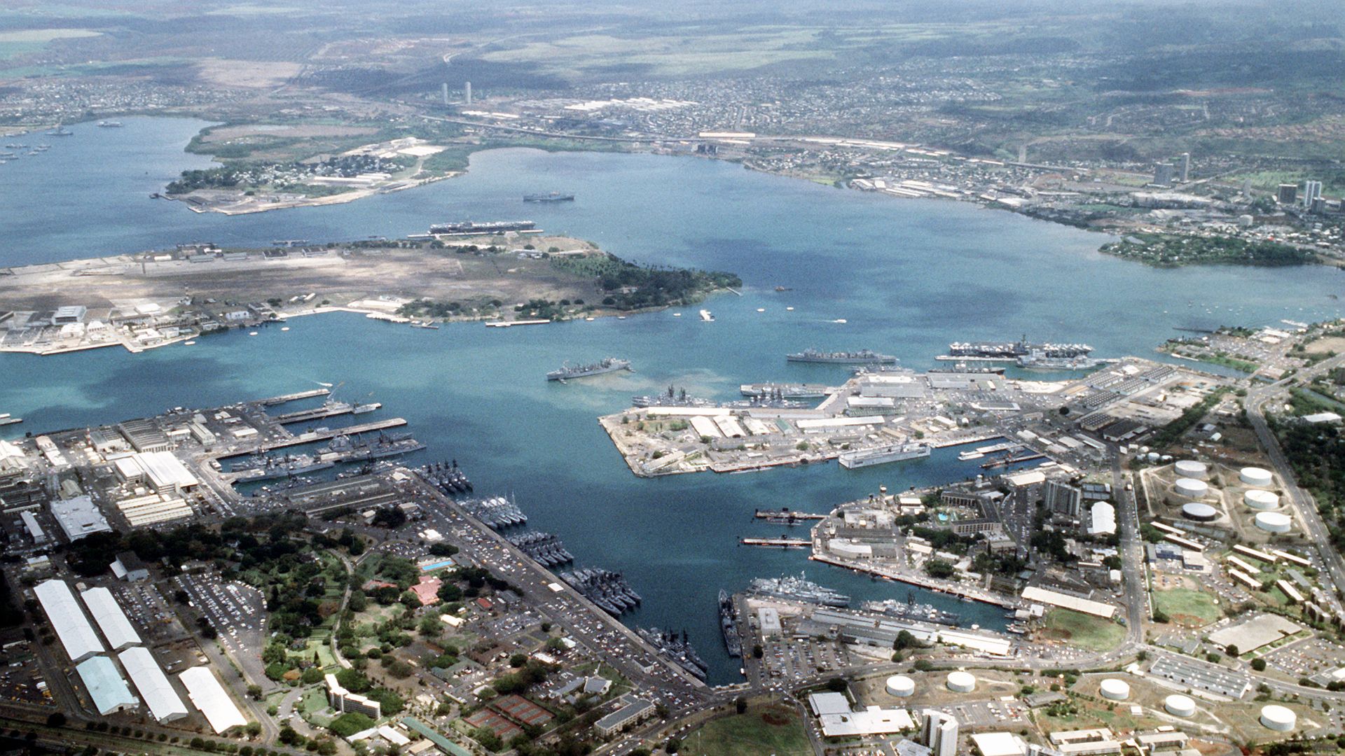File:Aerial view of Pearl Harbor on 1 June 1986 (6422248).jpg