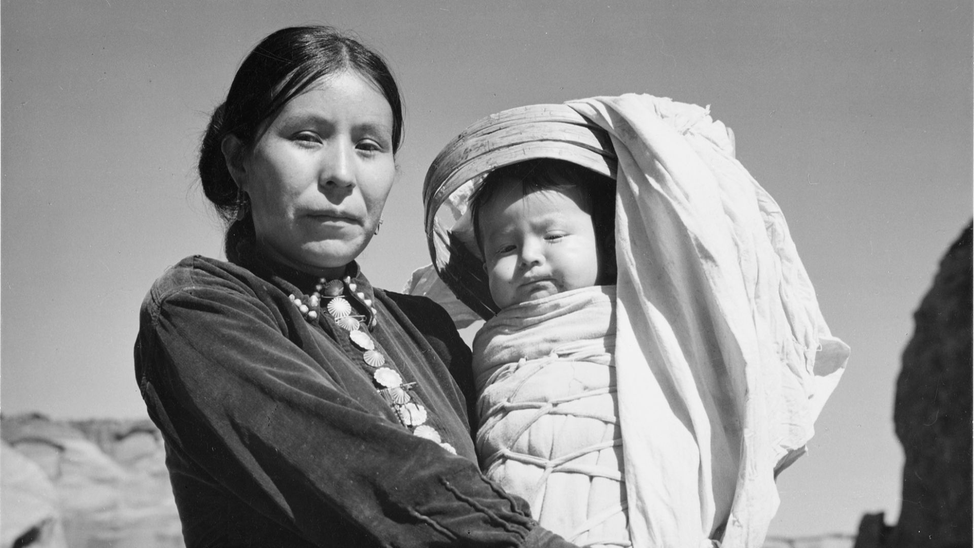 File:Navajo Woman and Infant, Canyon de Chelle, Arizona (Canyon de Chelly National Monument), 1933 - 1942 - NARA - 519947.jpg
