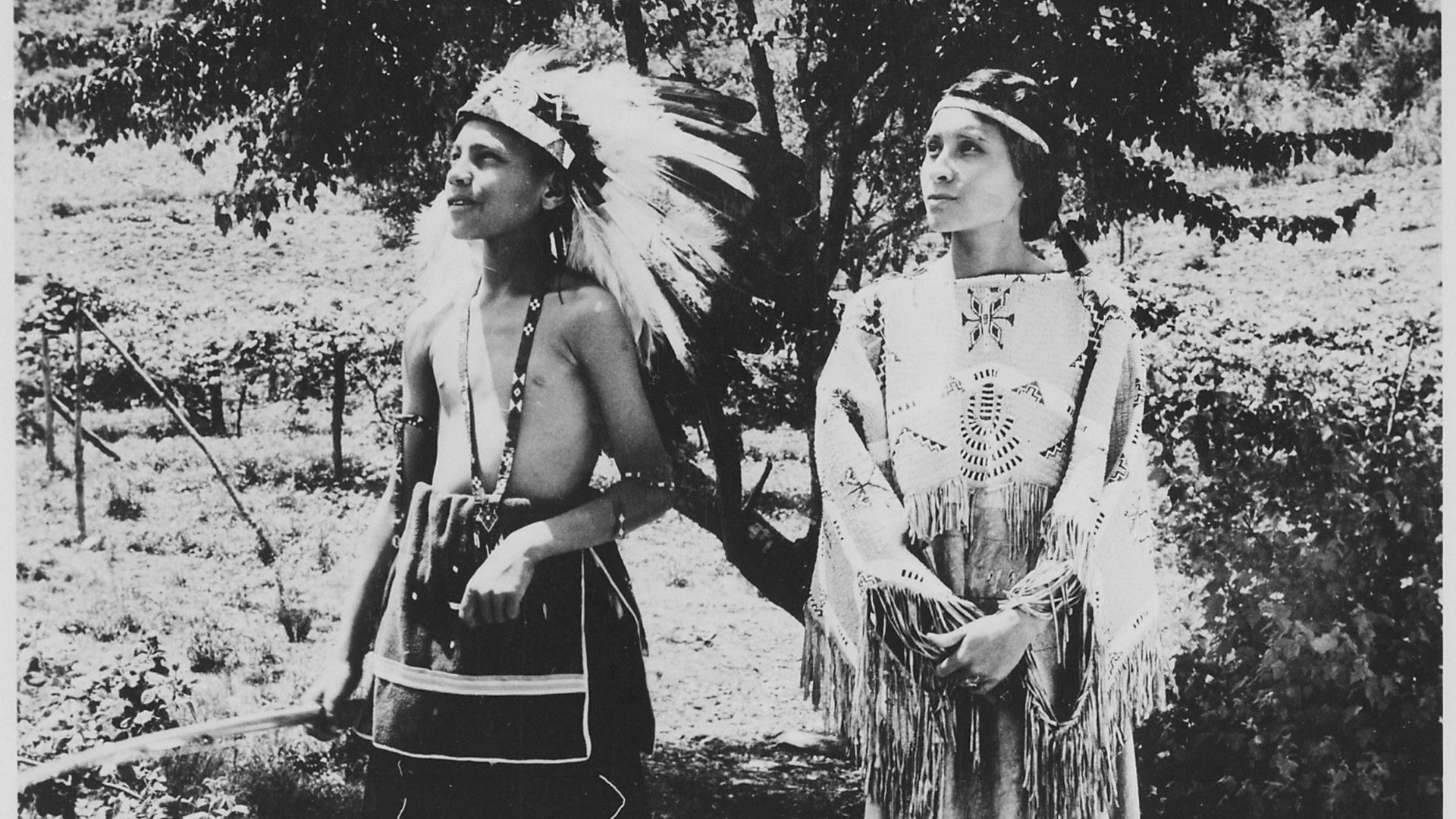 File:Cherokee boy and girl in costume on reservation, North Carolina, 06-1939 - NARA - 513344.jpg