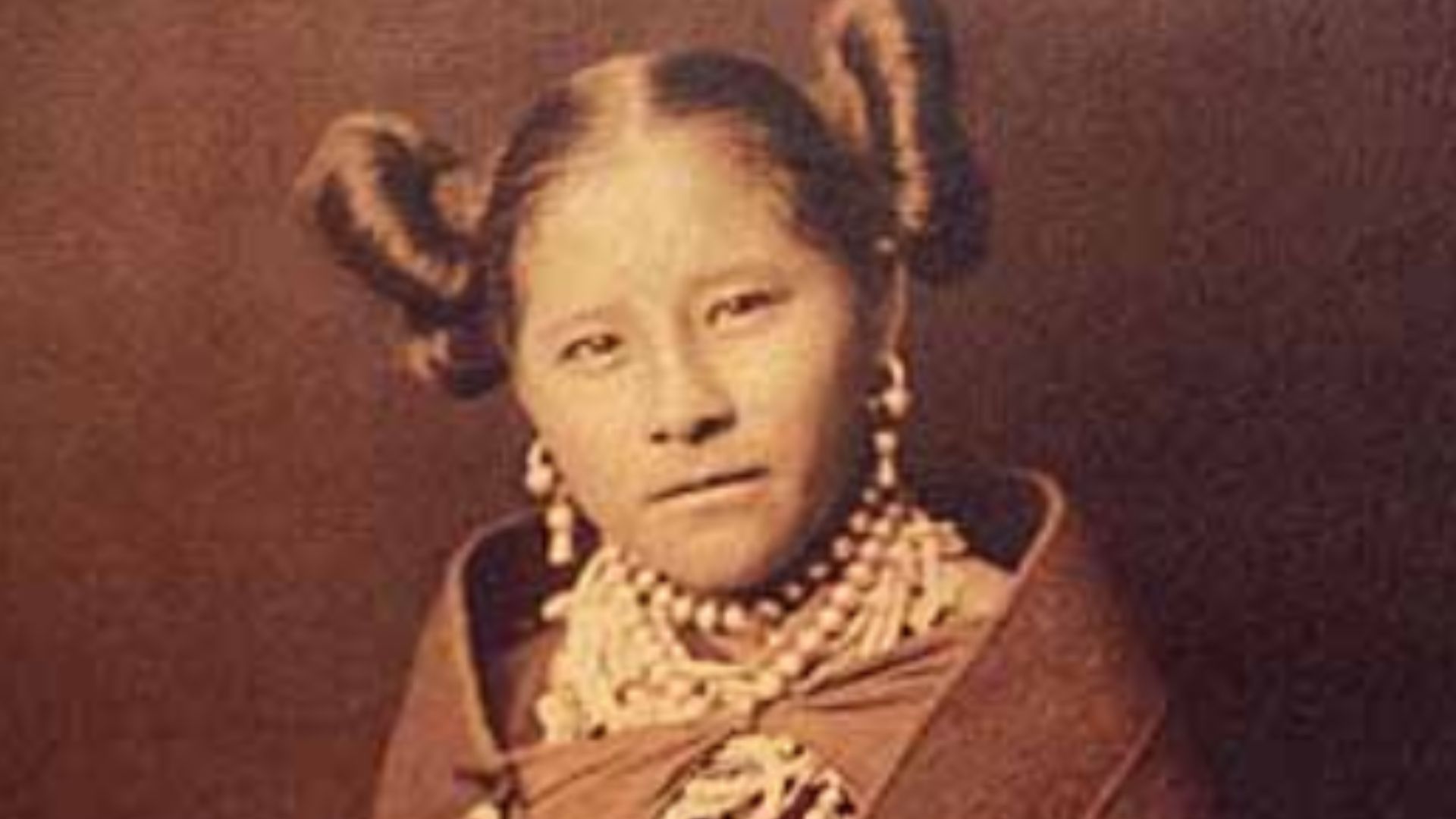 File:Hopi woman with a traditional pot and traditional clothing.png