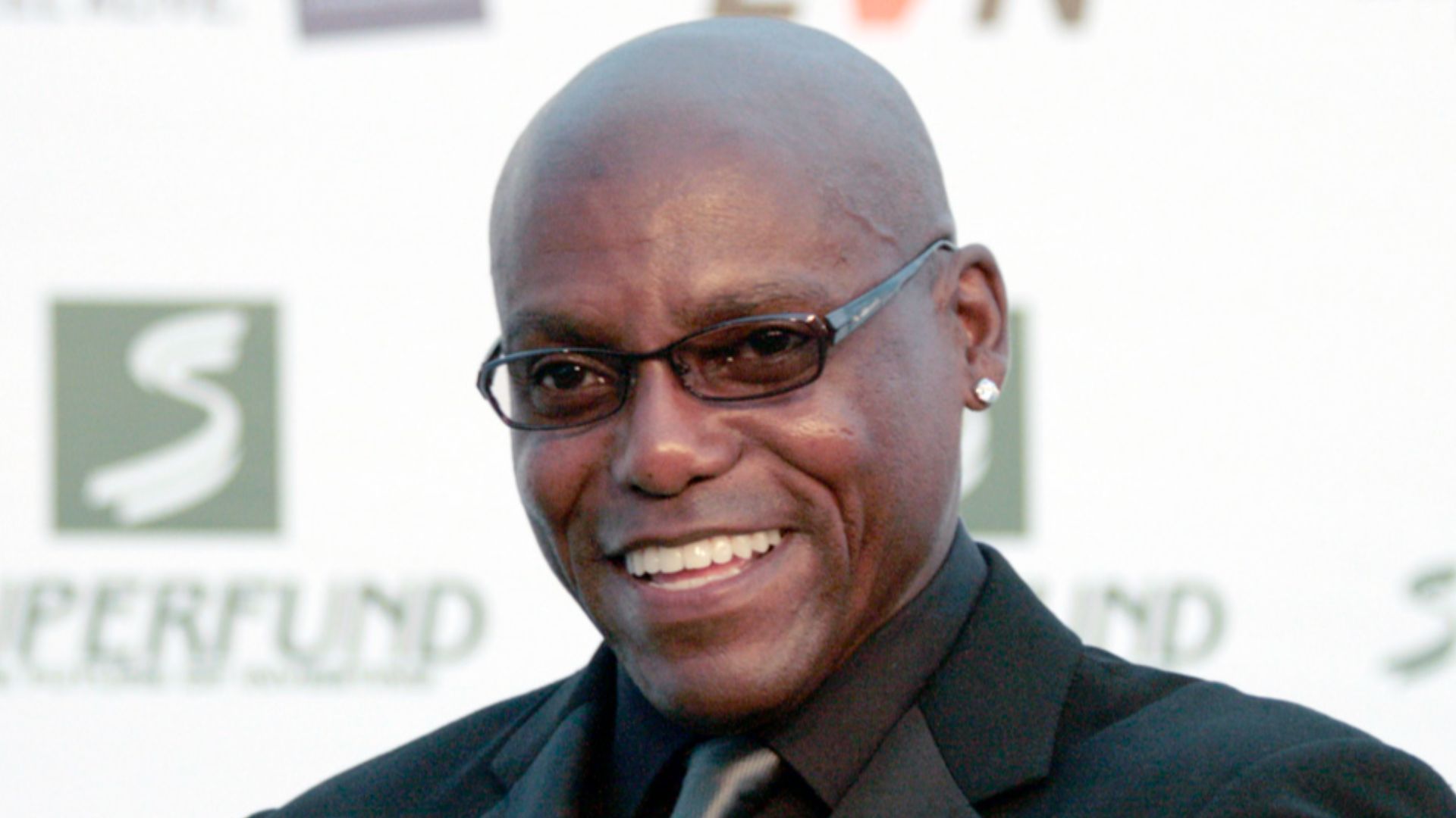 File:Save The World Awards 2009 show06 - Carl Lewis.jpg