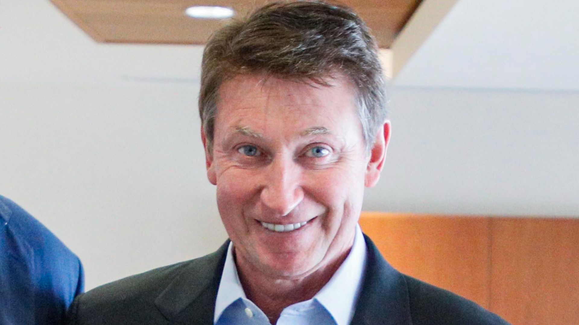 File:Andrew Scheer with Wayne Gretzky (48055697168).jpg