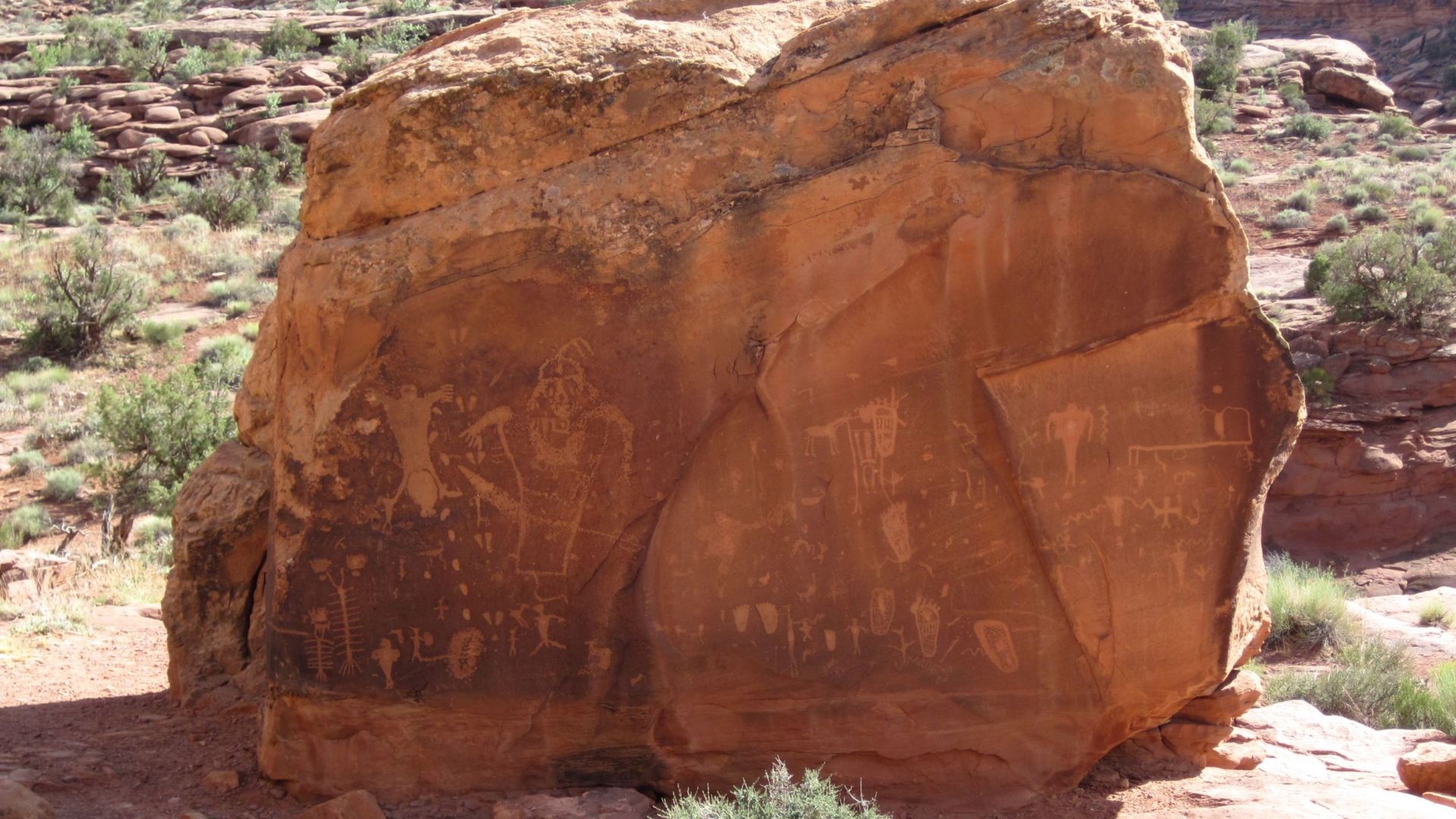 File:Indian petroglyphs on Navajo Sandstone talus block (Kane Springs Canyon, eastern Utah, USA) (22196113134).jpg