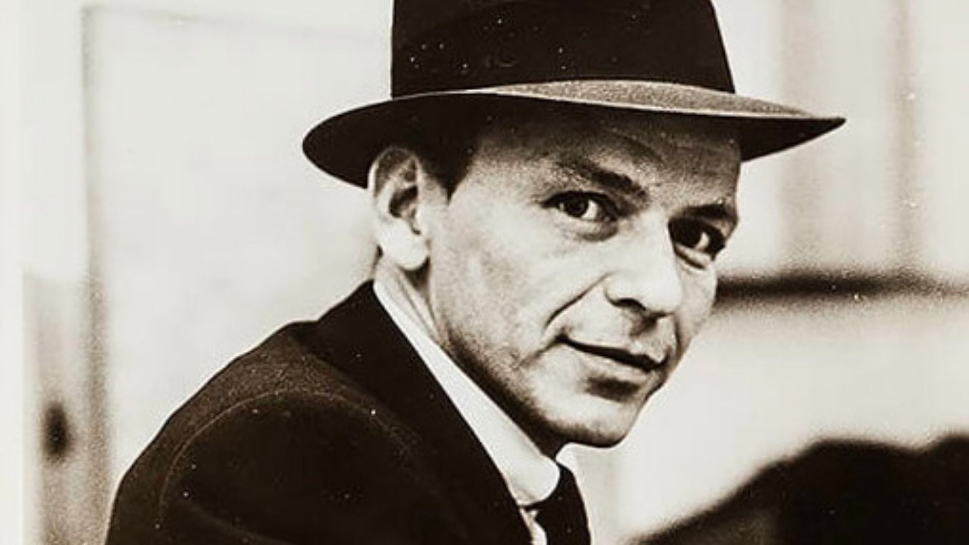 File:Frank Sinatra (1957 studio close-up, 1959 UA keybook version).jpg