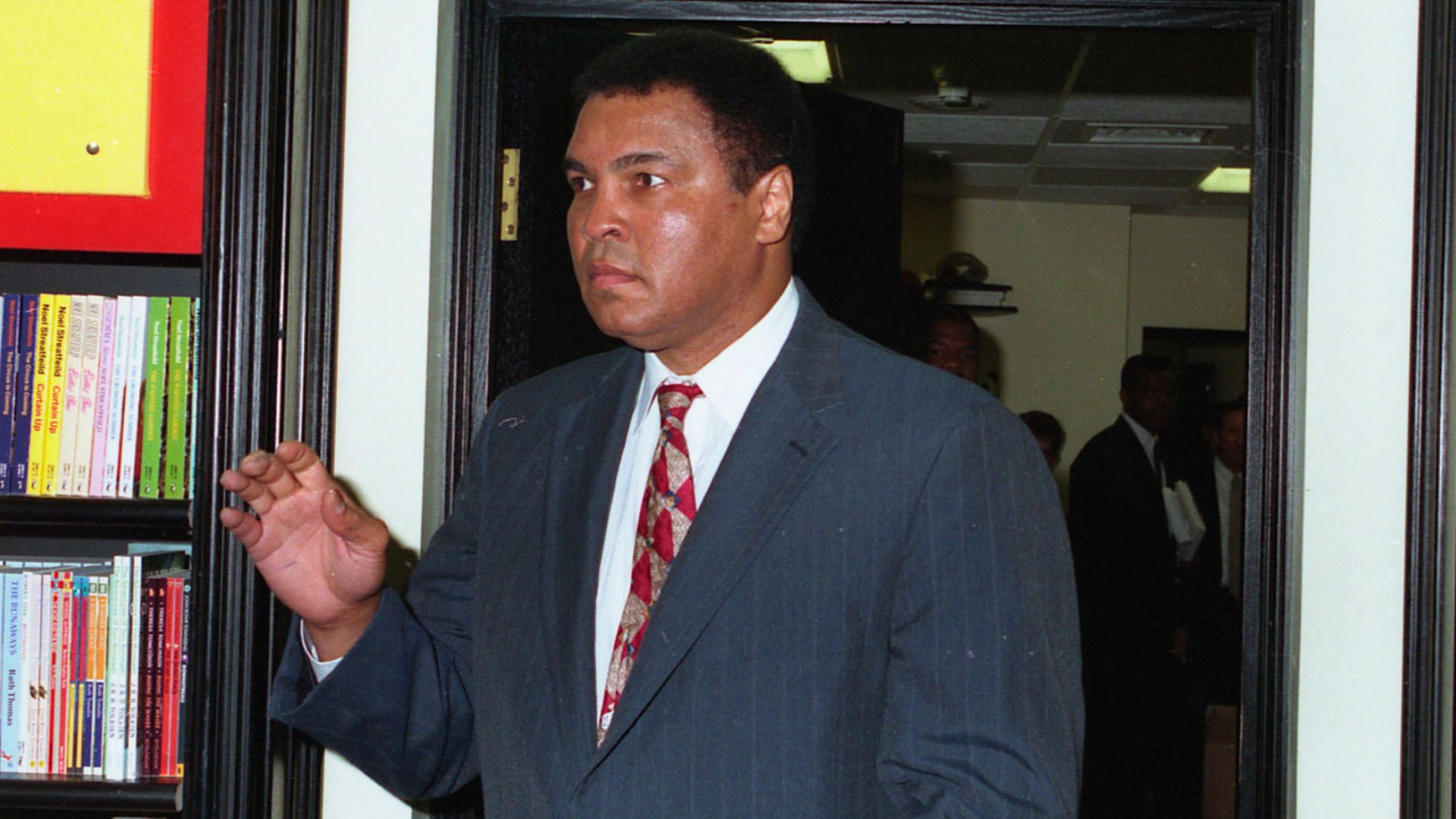 File:GSGMA 034 1993 Waterstones Ali Makes his entrance.jpg