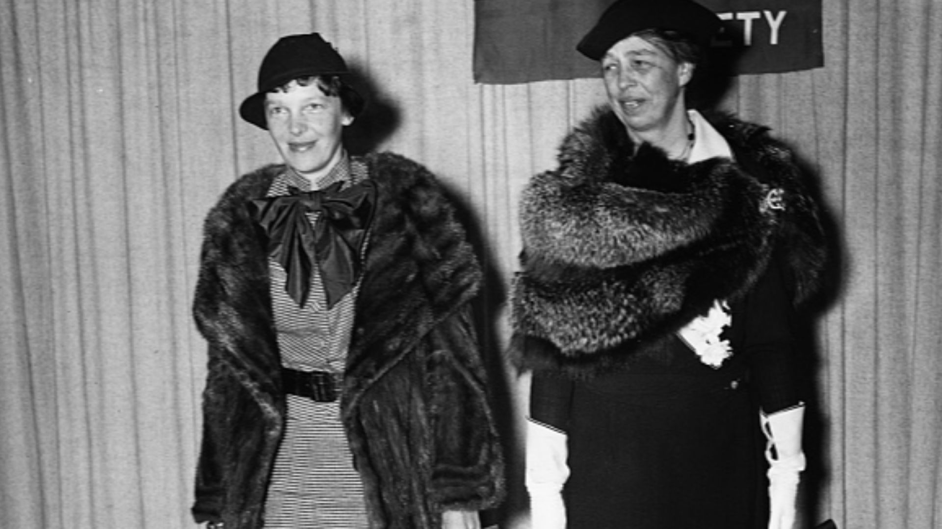 File:AMELIA EARHART AND MRS. FRANKLIN ROOSEVELT.jpg
