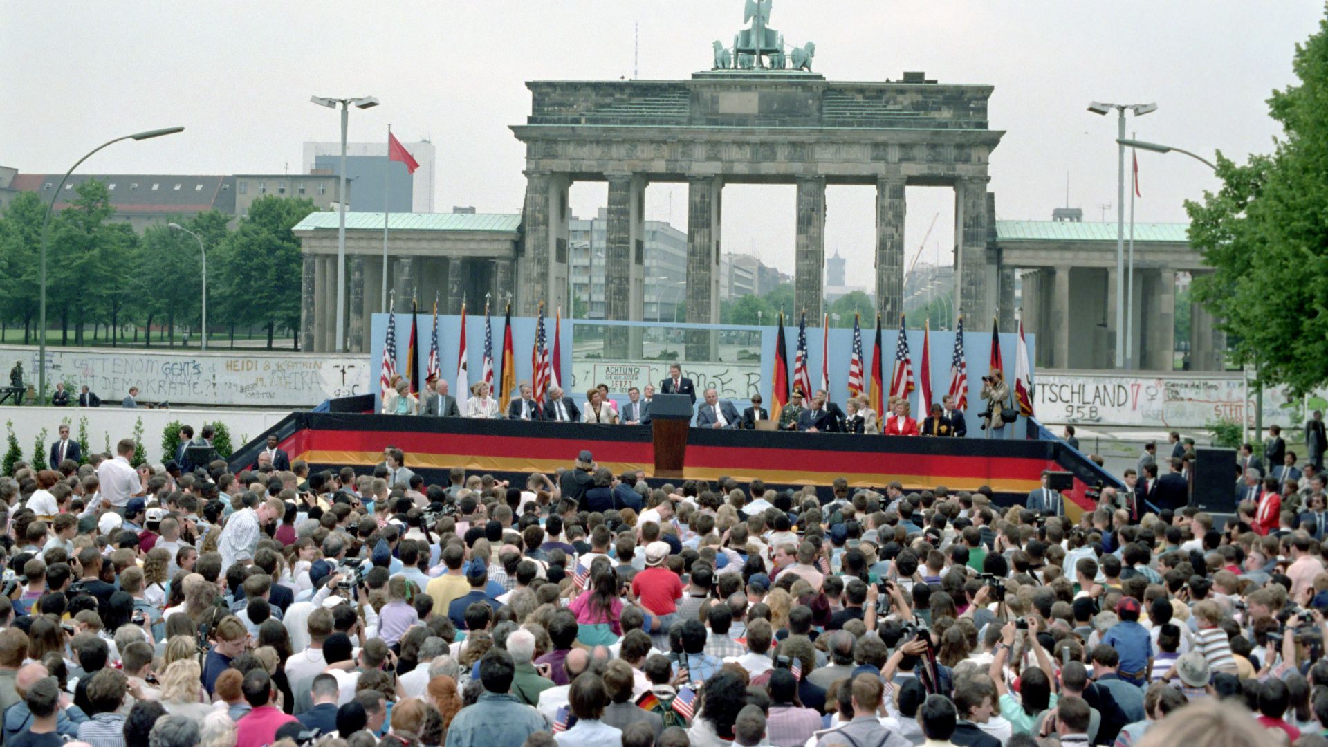 File:President Ronald Reagan making his Berlin Wall speech at Brandenburg Gate.jpg