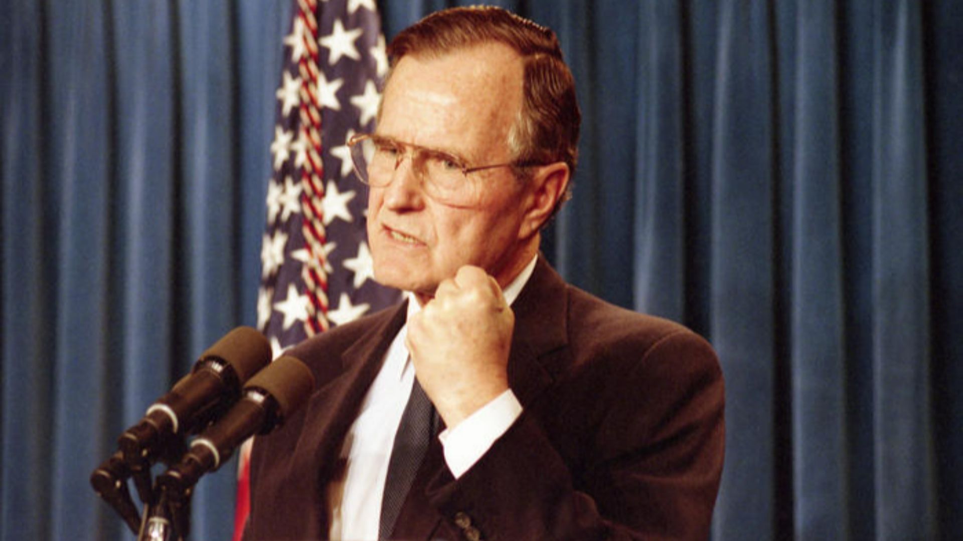 File:President George H. W. Bush holds a press conference in the Press Briefing Room.jpg