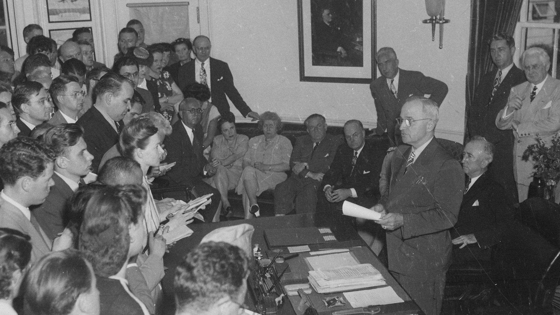 File:Photograph of President Truman in the Oval Office, reading the announcement of Japan's surrender to assembled... - NARA - 199171.jpg
