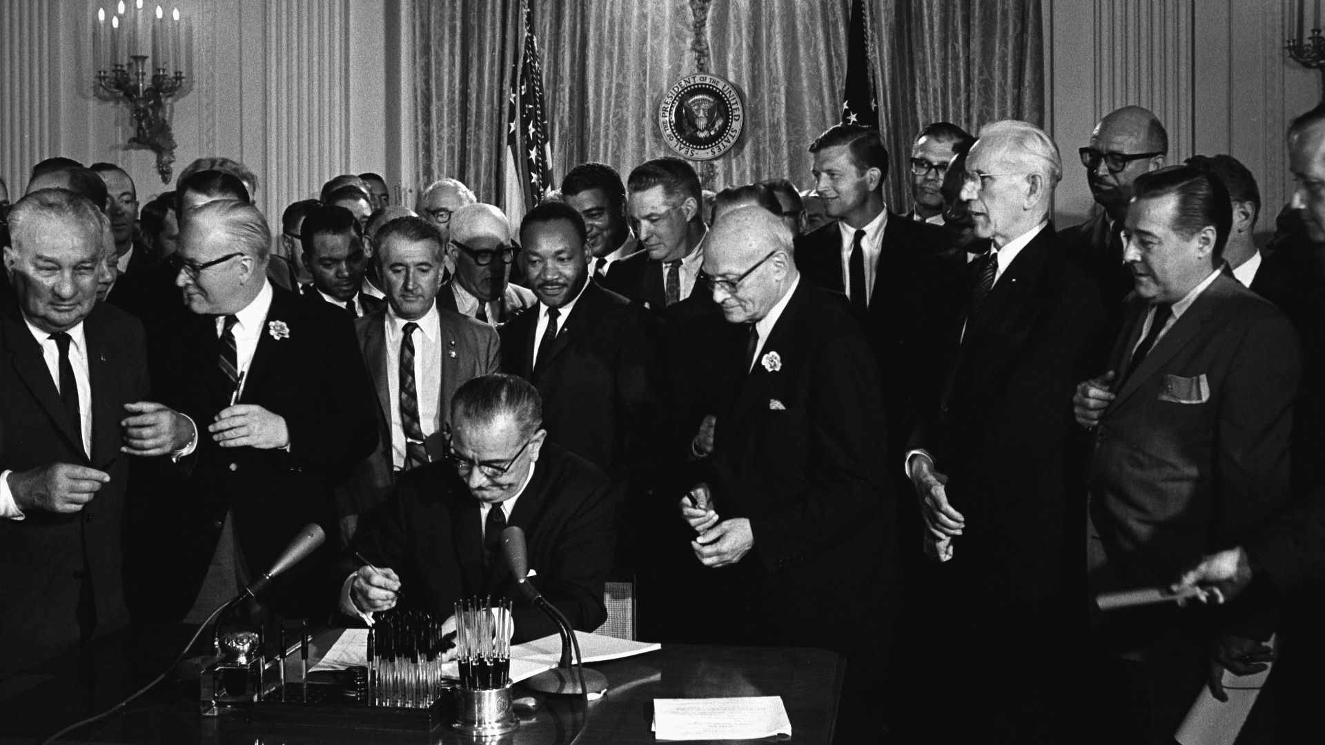 File:Lyndon Johnson signing Civil Rights Act, July 2, 1964.jpg