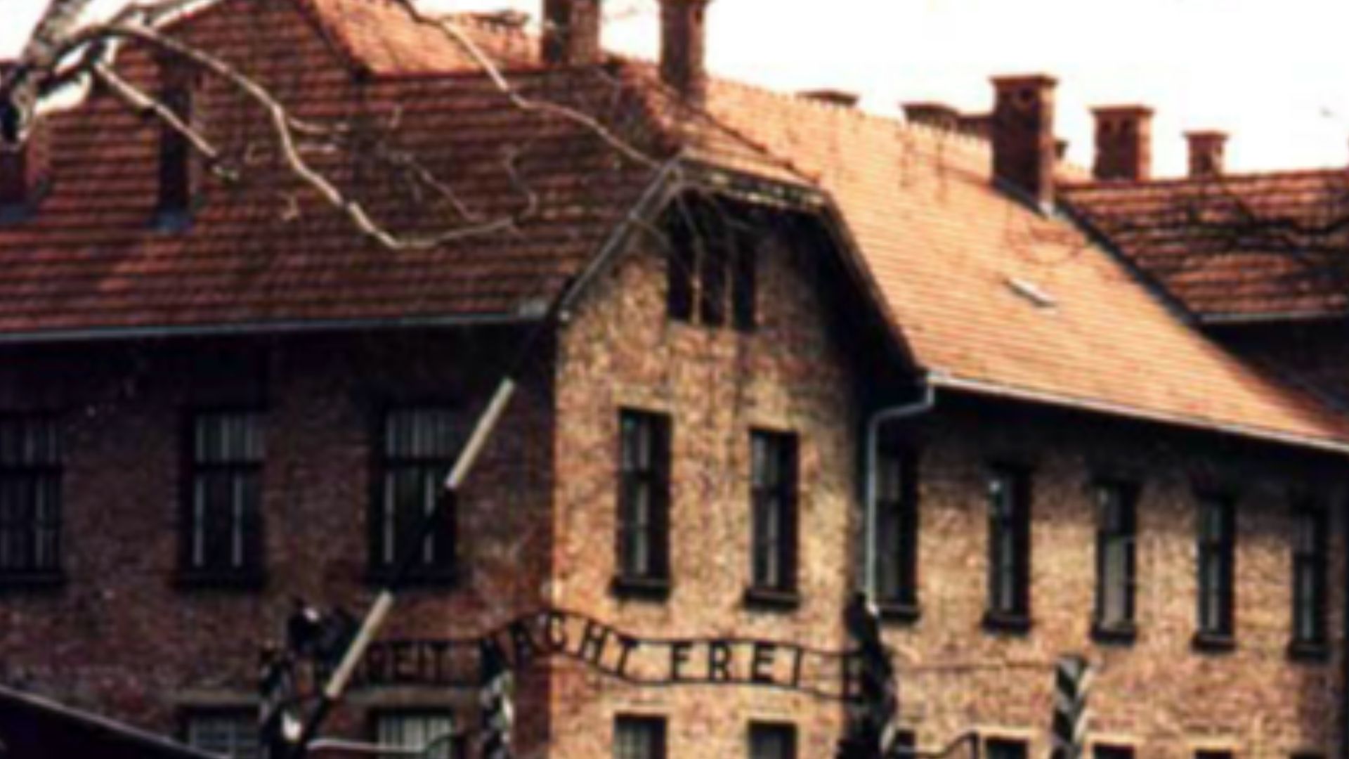 File:Auschwitz I Entrance.jpg