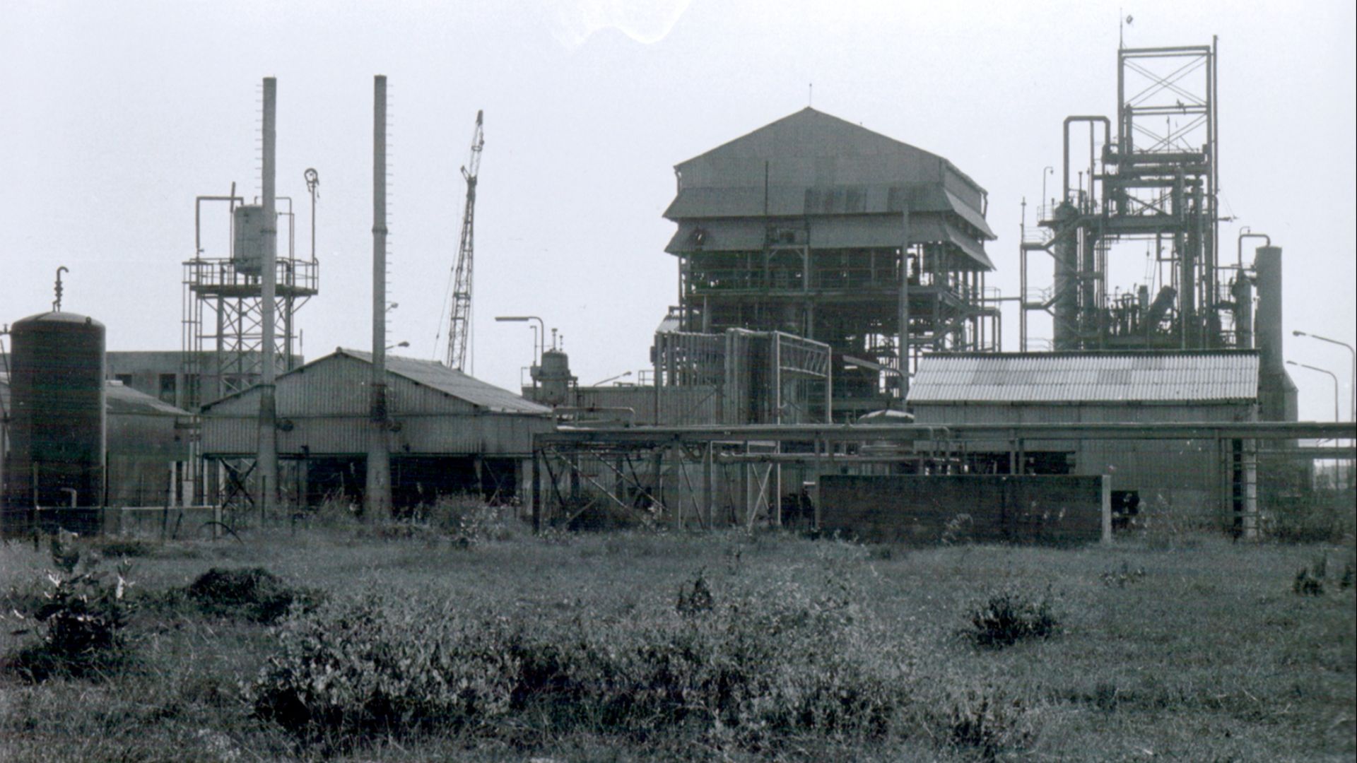File:Union Carbide pesticide factory, Bhopal, India, 1985.jpg