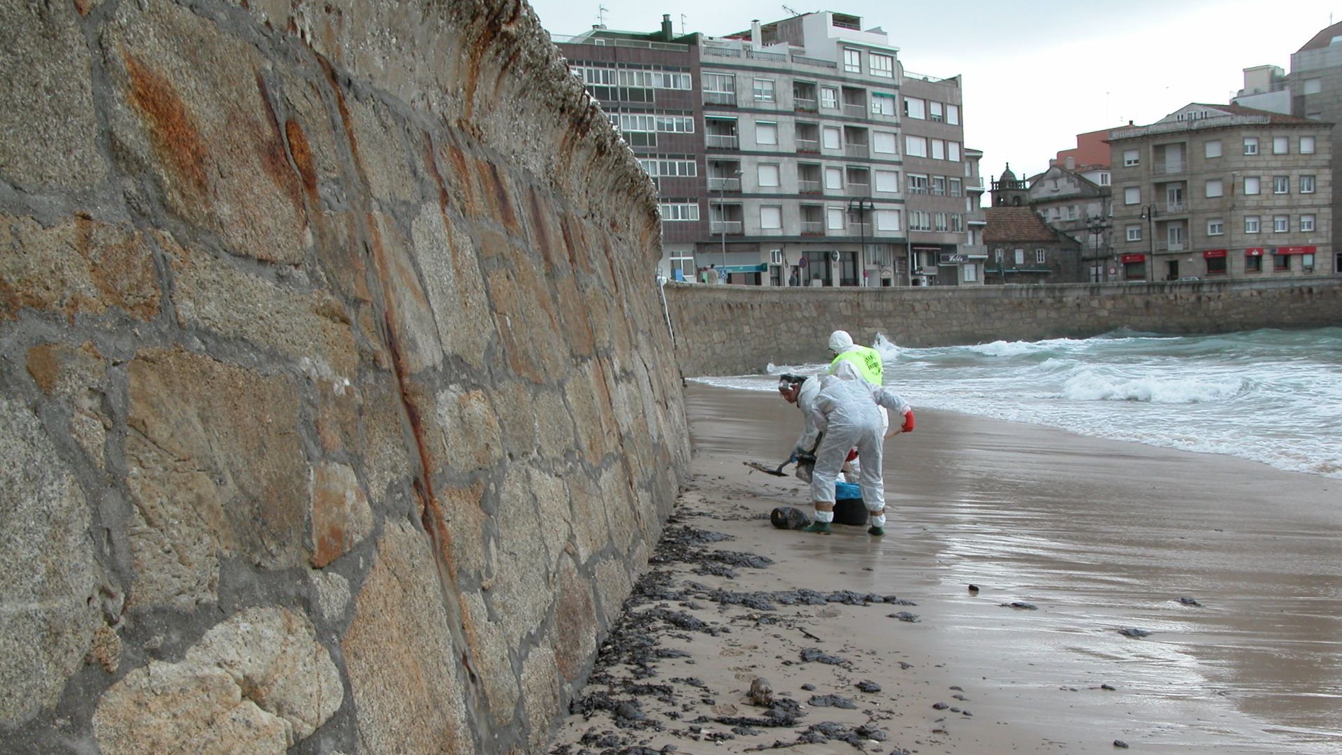 File:Silgar3-Prestige oil spill.jpg