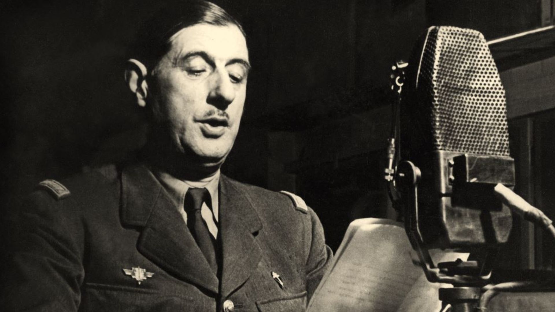 File:Charles de Gaulle au micro de la BBC.jpg