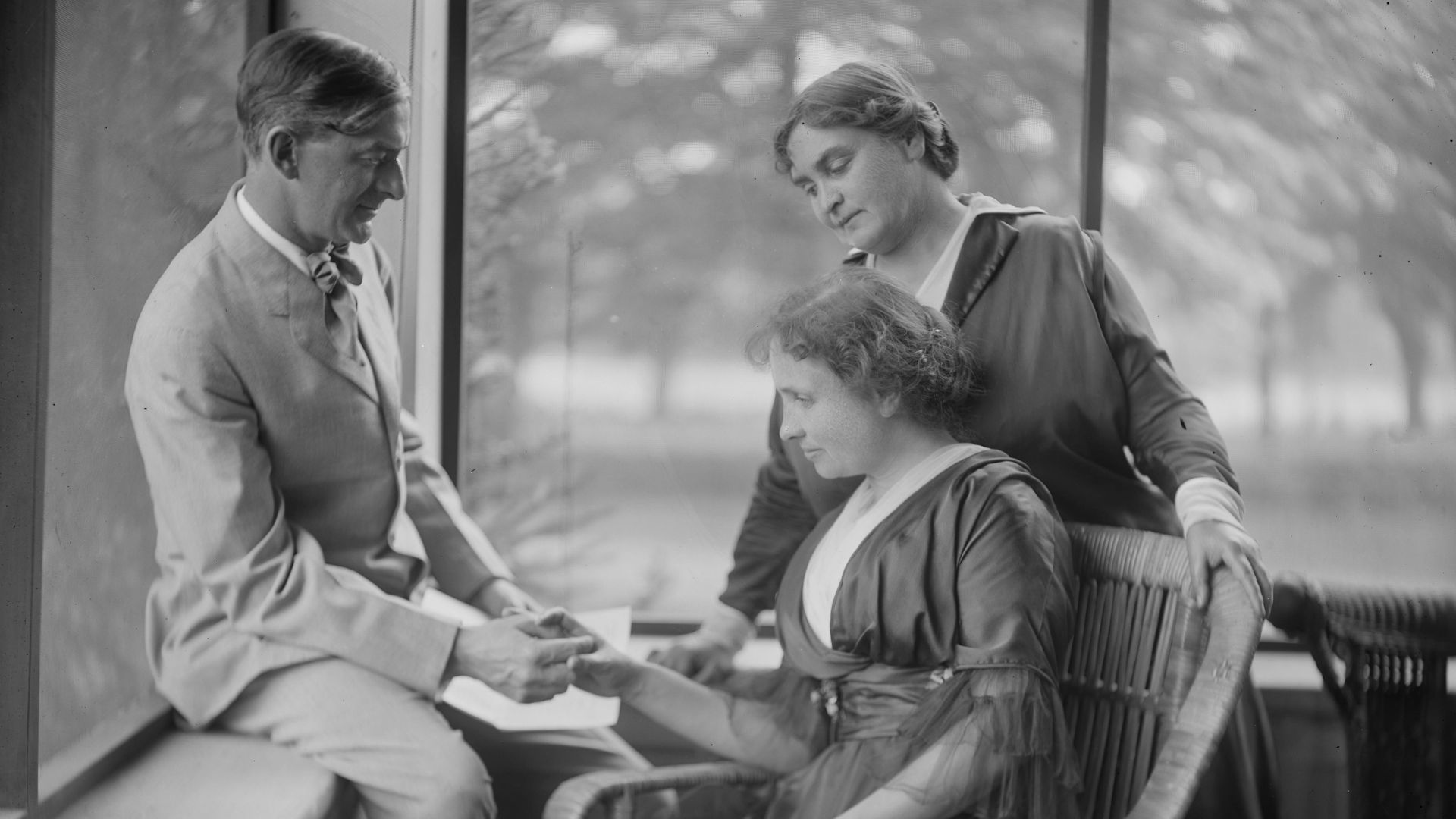 File:Portrait of Helen Keller with Annie Sullivan Macy and John Macy, ca. 1909-1919. (25736673310).jpg