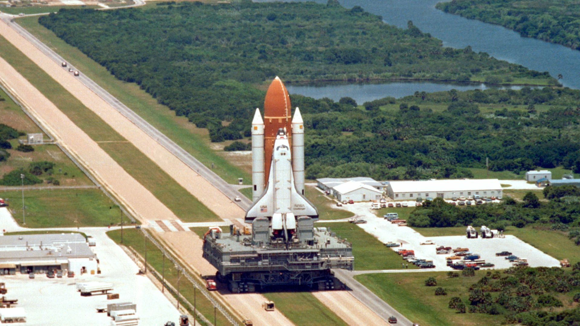 File:STS-51-L - Space Shuttle Challenger on the Crawler-Transporter.jpg